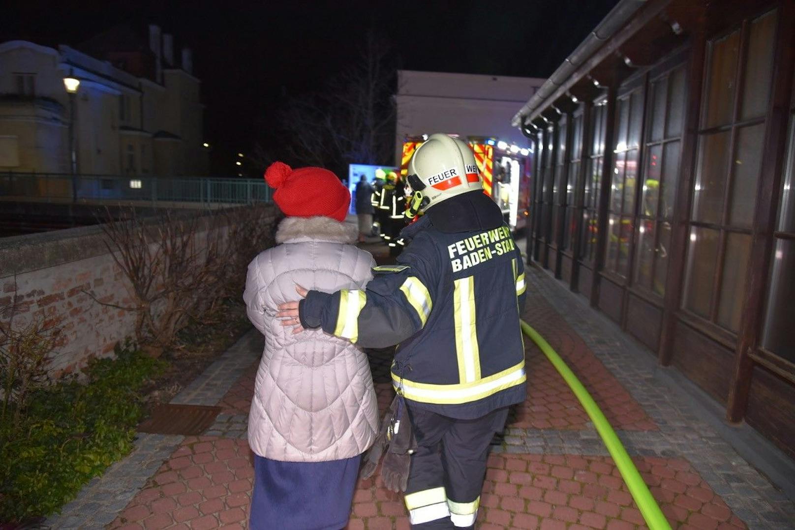 Großeinsatz der Feuerwehr in Baden! Eine Wohnung im 2. Stock stand in Vollbrand – 28 Personen wurden aus dem Wohnhaus gerettet.