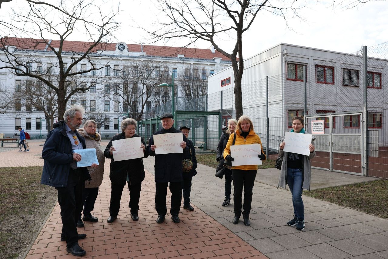 Sportflächen statt Wohnbau: Helmut Wanek (Mitte) setzt sich gemeinsam mit anderen Anrainern gegen eine Flächenumwidmung ein.