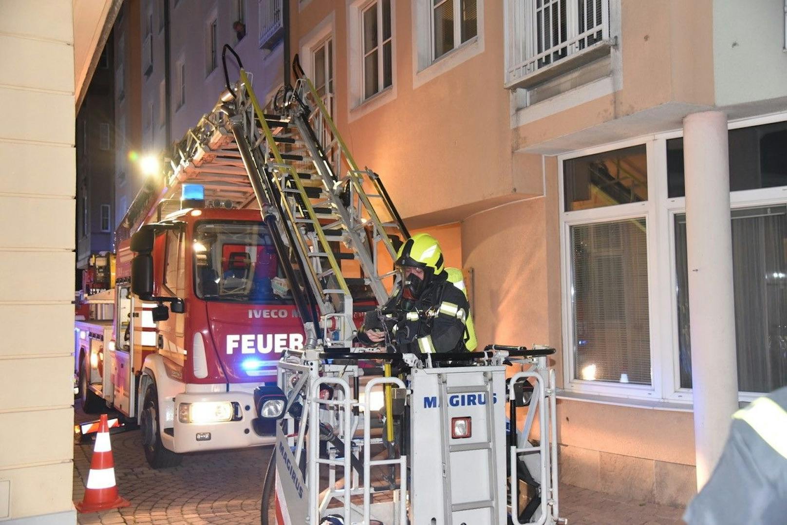 Großeinsatz der Feuerwehr in Baden! Eine Wohnung im 2. Stock stand in Vollbrand – 28 Personen wurden aus dem Wohnhaus gerettet.