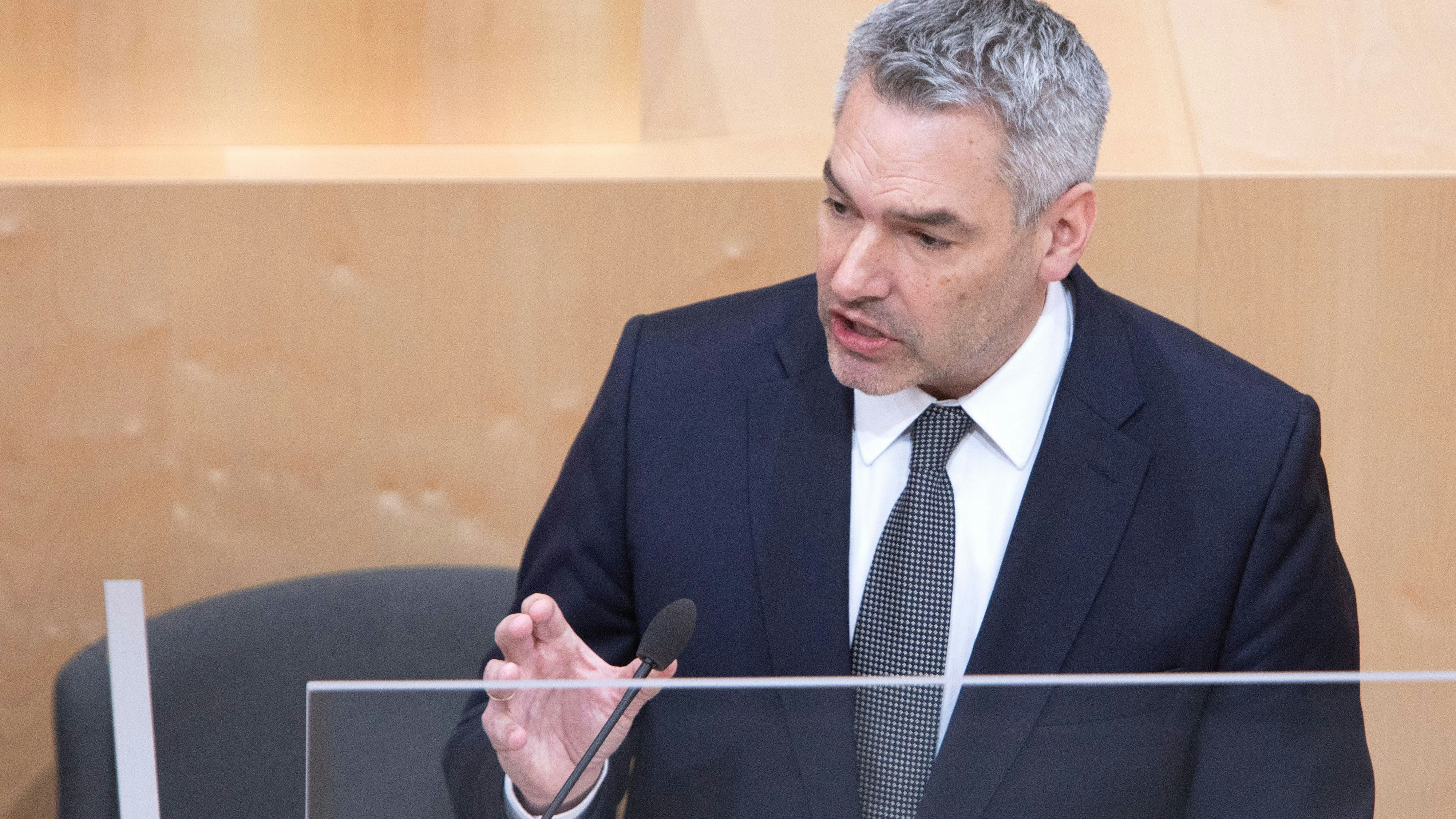 Karl Nehammer rückt von seinem Weg ab. 