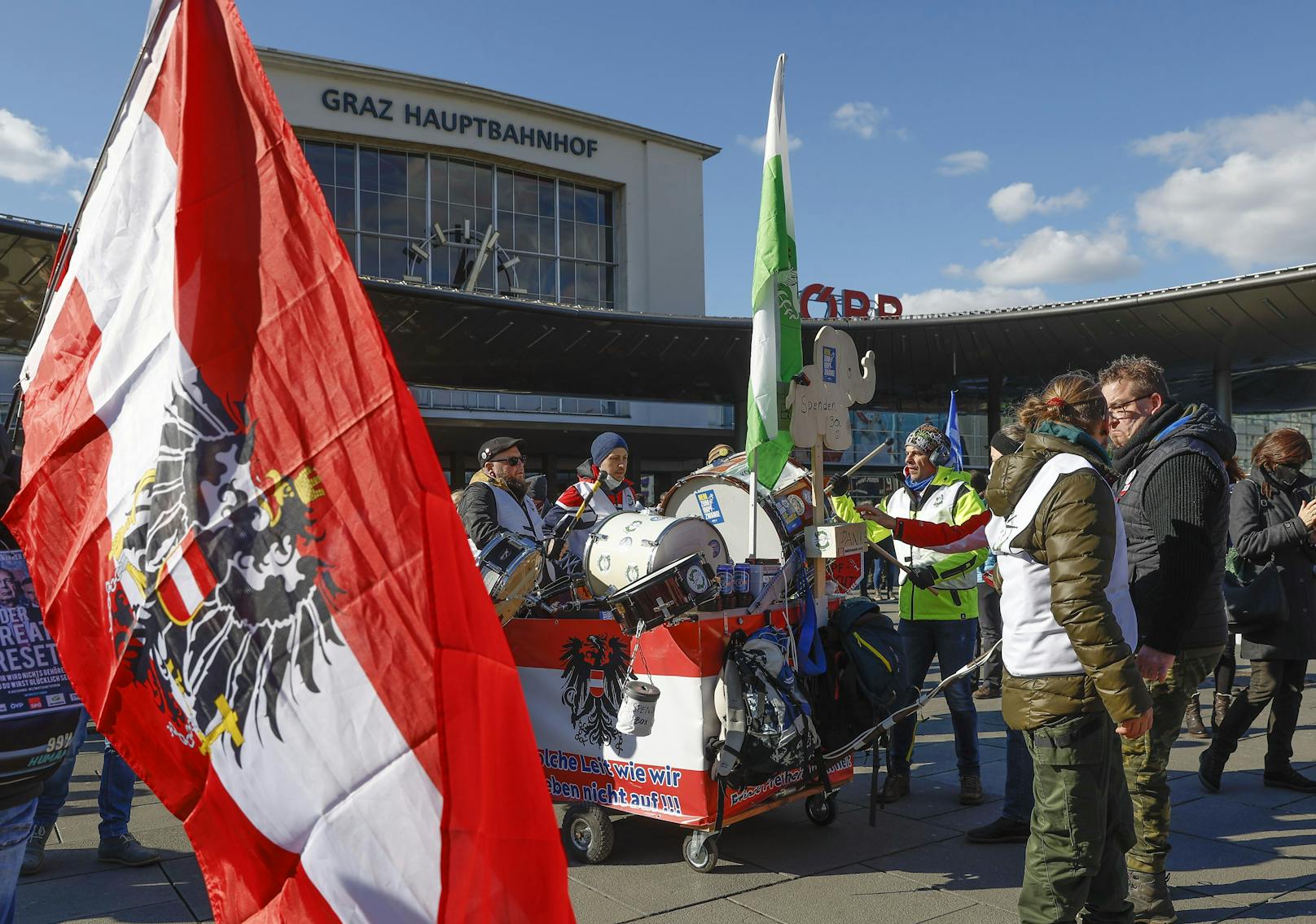 Die Demonstration sei laut Polizei friedlich verlaufen. Der Großteil hielt sich an die FFP2-Maskenpflicht.