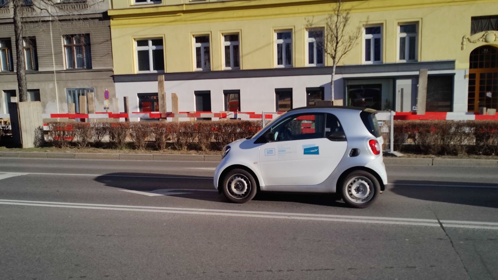 Das Mietauto wurde mitten auf einer Abbiegespur in Wien-Hernals abgestellt. Vom Fahrer fehlte jede Spur.