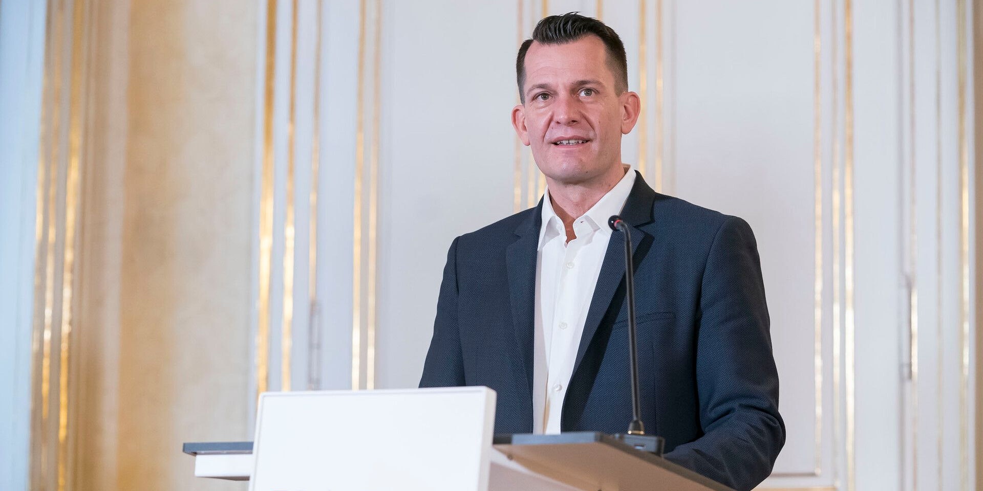 Mückstein warnt vor zu  schnellen Öffnungen.