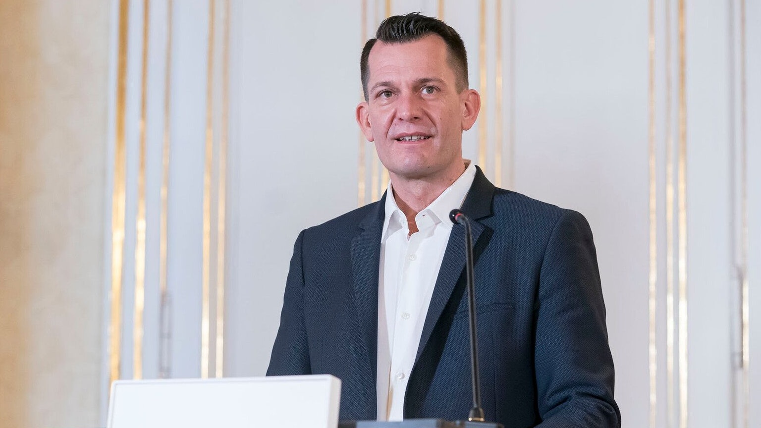 Mückstein warnt vor zu  schnellen Öffnungen.