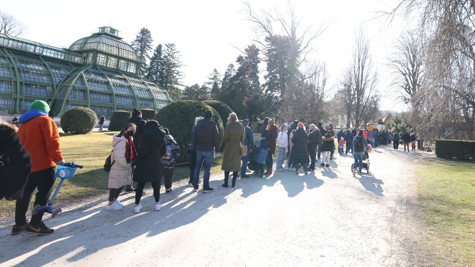 Meterlange Warte-Schlange vor dem Tiergarten Schönbrunn in Wien-Hietzing
