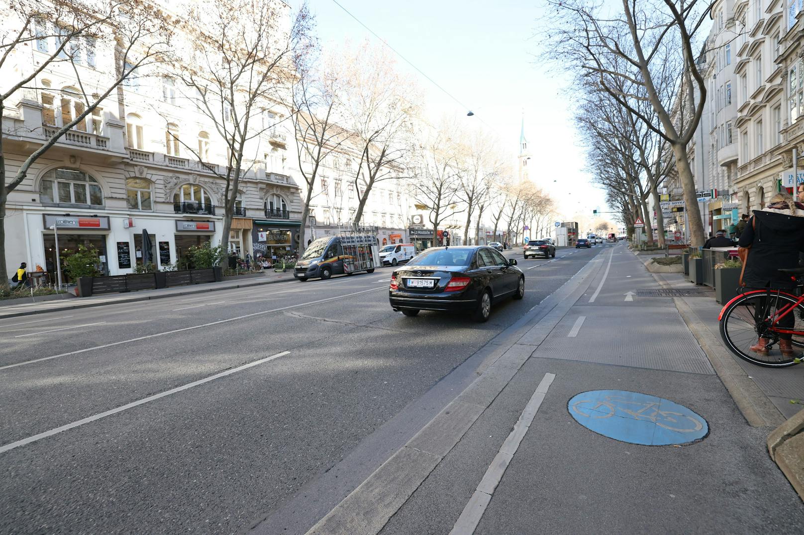 Ein Blick auf den stadtauswärts führenden Radweg und die zwei Autospuren der Praterstraße, wie sie aktuell aussehen.