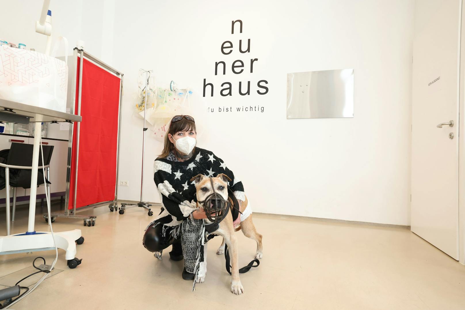 Caro (47) mit ihrem Hundeopi Tyson. Sie kommt regelmäßig in die Tierarztpraxis neunerhaus, denn Tyson ist todkrank.