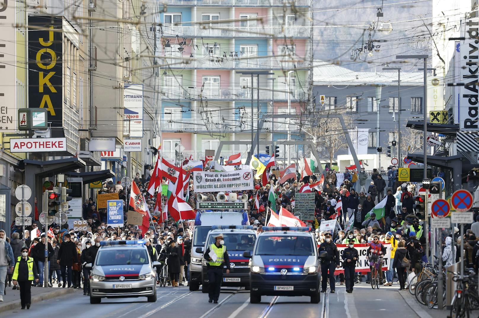 Tausende Menschen demonstrieren in Graz gegen die Impfpflicht.