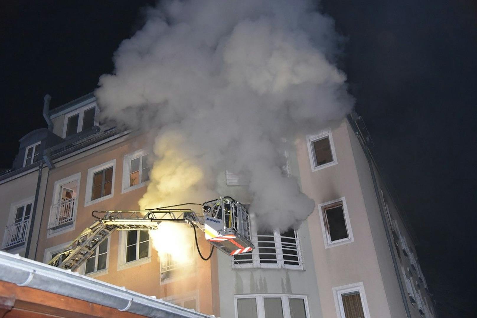 Großeinsatz der Feuerwehr in Baden! Eine Wohnung im 2. Stock stand in Vollbrand – 28 Personen wurden aus dem Wohnhaus gerettet.