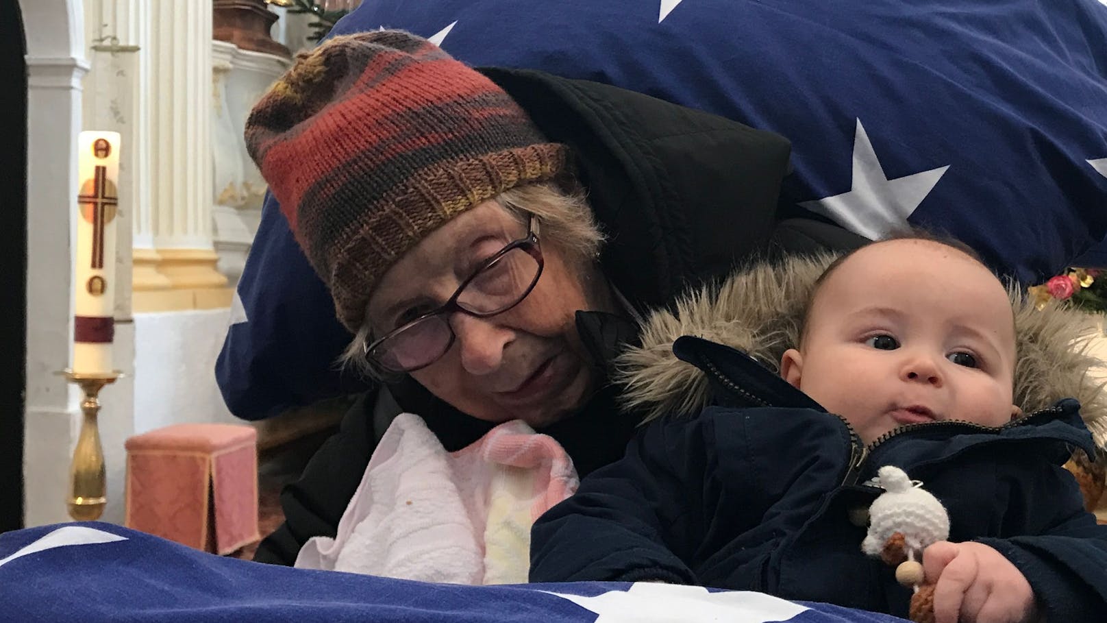 Die schwerkranke 92-Jährige hatte einen letzten Wunsch: Sie wollte bei der Taufe ihres Enkels Emil dabei sein. Der Verein "Rollende Engel" machte es möglich.