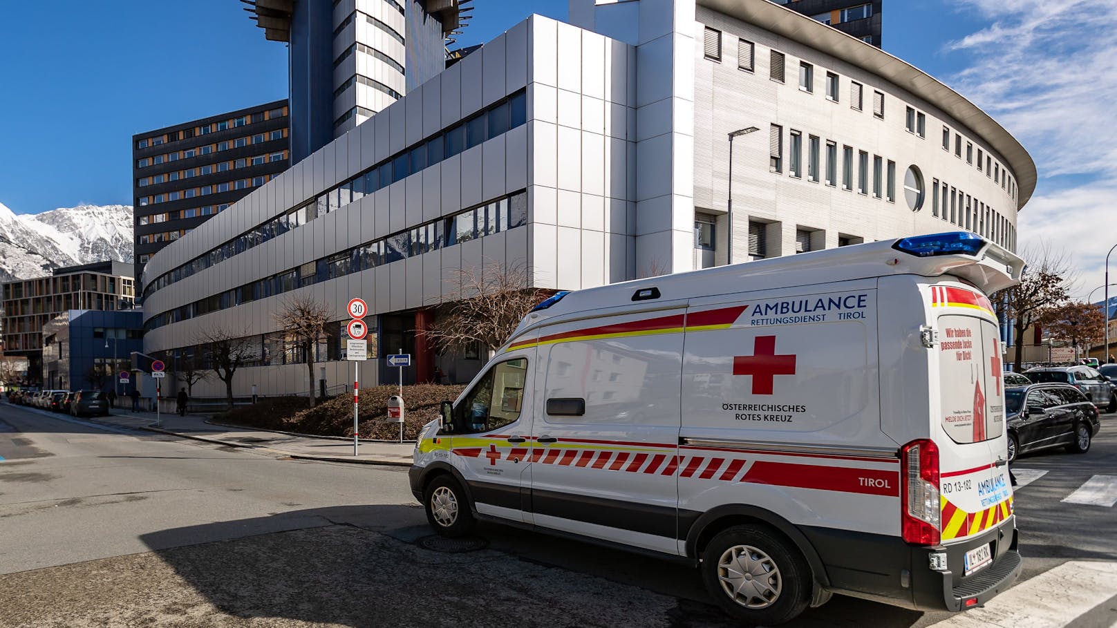 Die Ärzte in der Universitätsklinik Innsbruck konnten nur noch den Tod der 20-jährigen Frau feststellen.