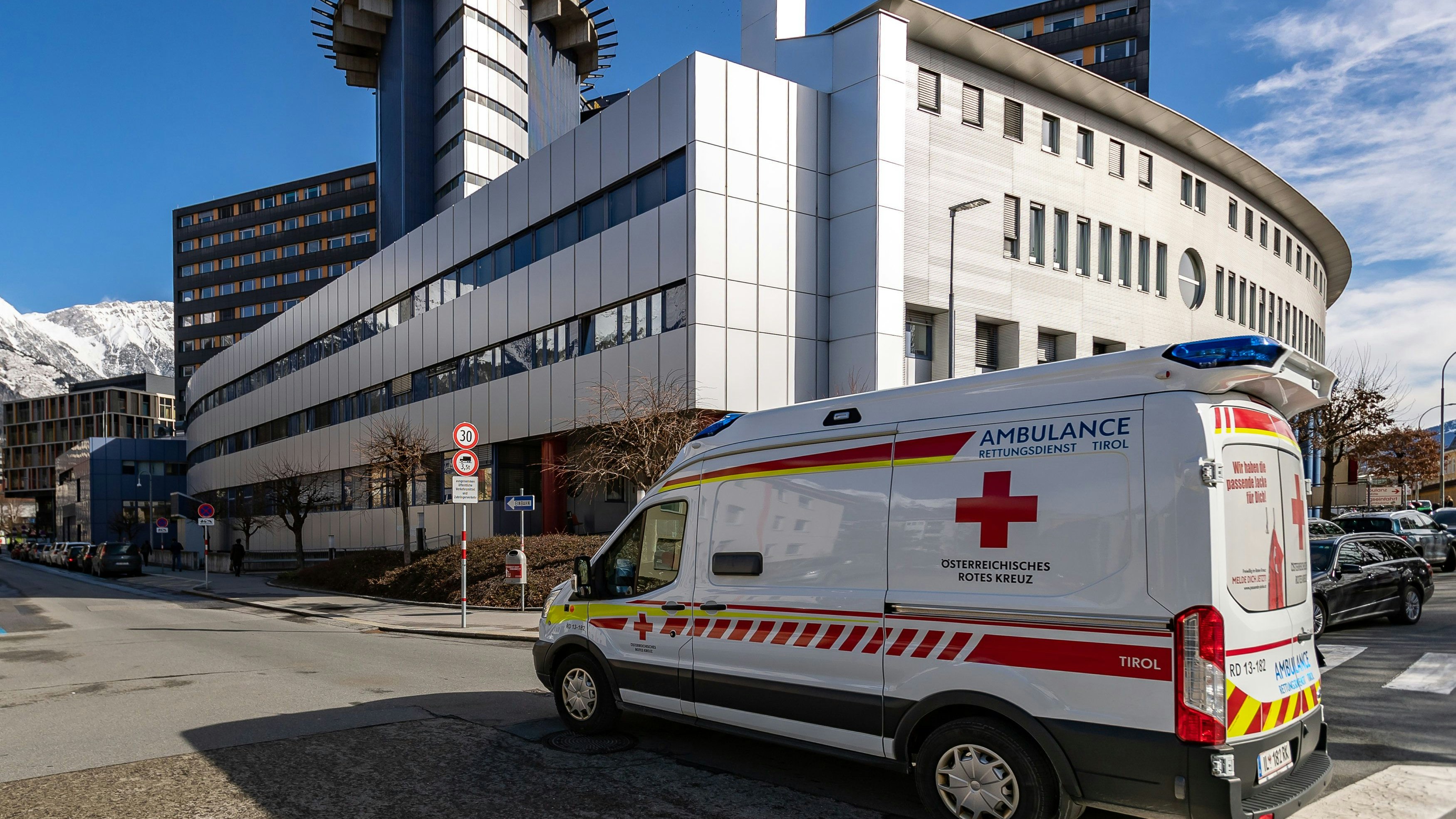 Die Ärzte in der Universitätsklinik Innsbruck konnten nur noch den Tod der 20-jährigen Frau feststellen.