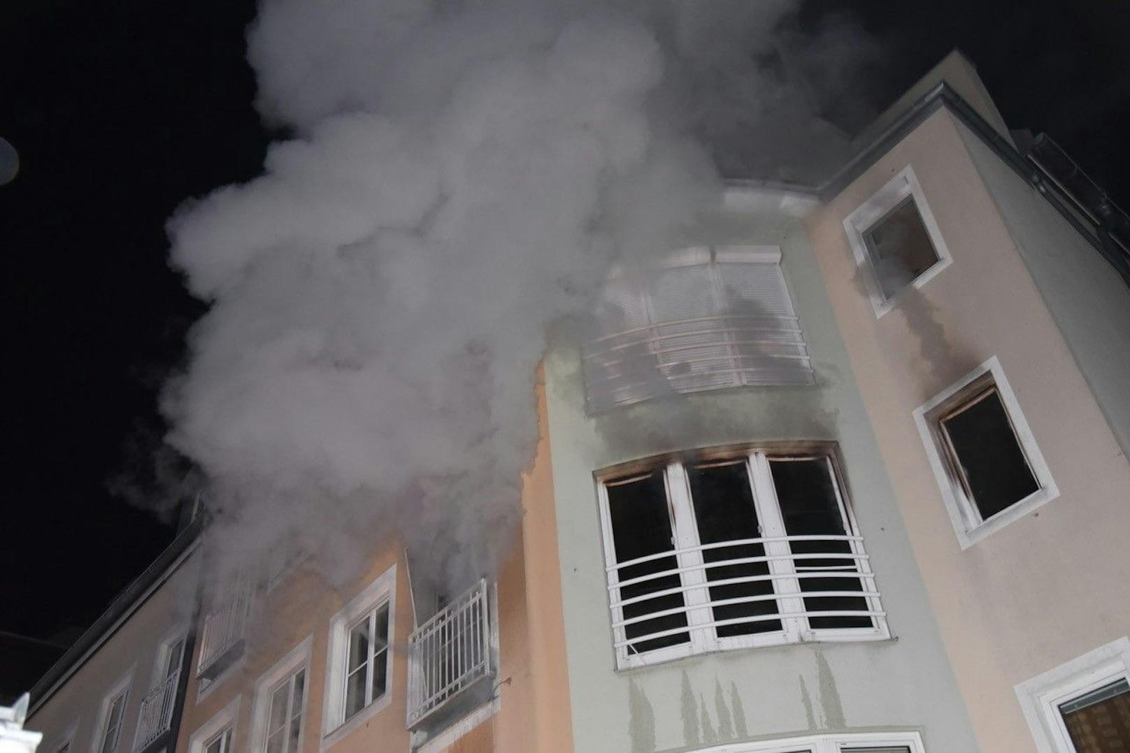 Großeinsatz der Feuerwehr in Baden! Eine Wohnung im 2. Stock stand in Vollbrand – 28 Personen wurden aus dem Wohnhaus gerettet.