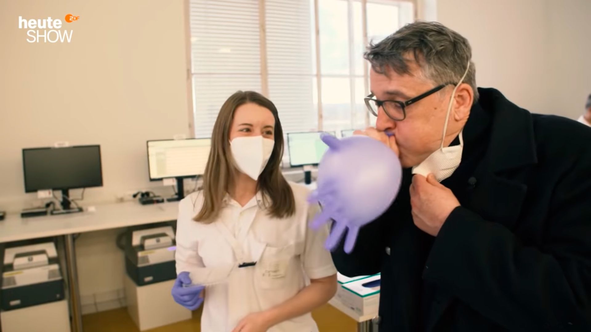 Kabelka unterbricht die PCR-Erklärung durch seine Blase-Künste.