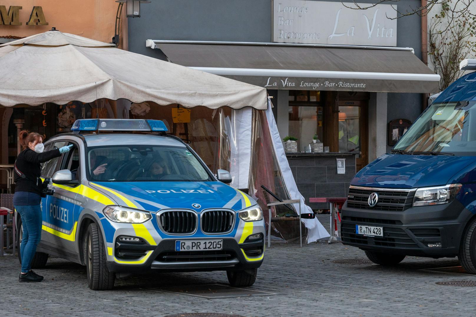 In Weiden in der Oberpfalz haben sich offenbar acht Menschen beim Konsum von Champagner vergiftet. Dabei kam ein Mann ums Leben.