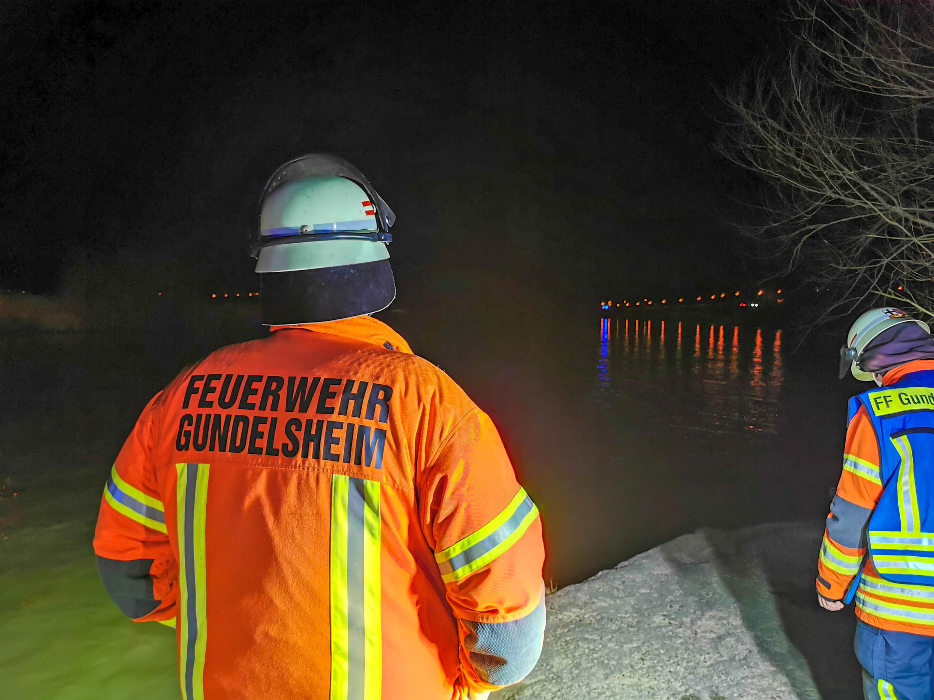 Feuerwehrleute aus Gundelsheim suchen nach dem untergegangenen Luxus-Boliden im Neckar.
