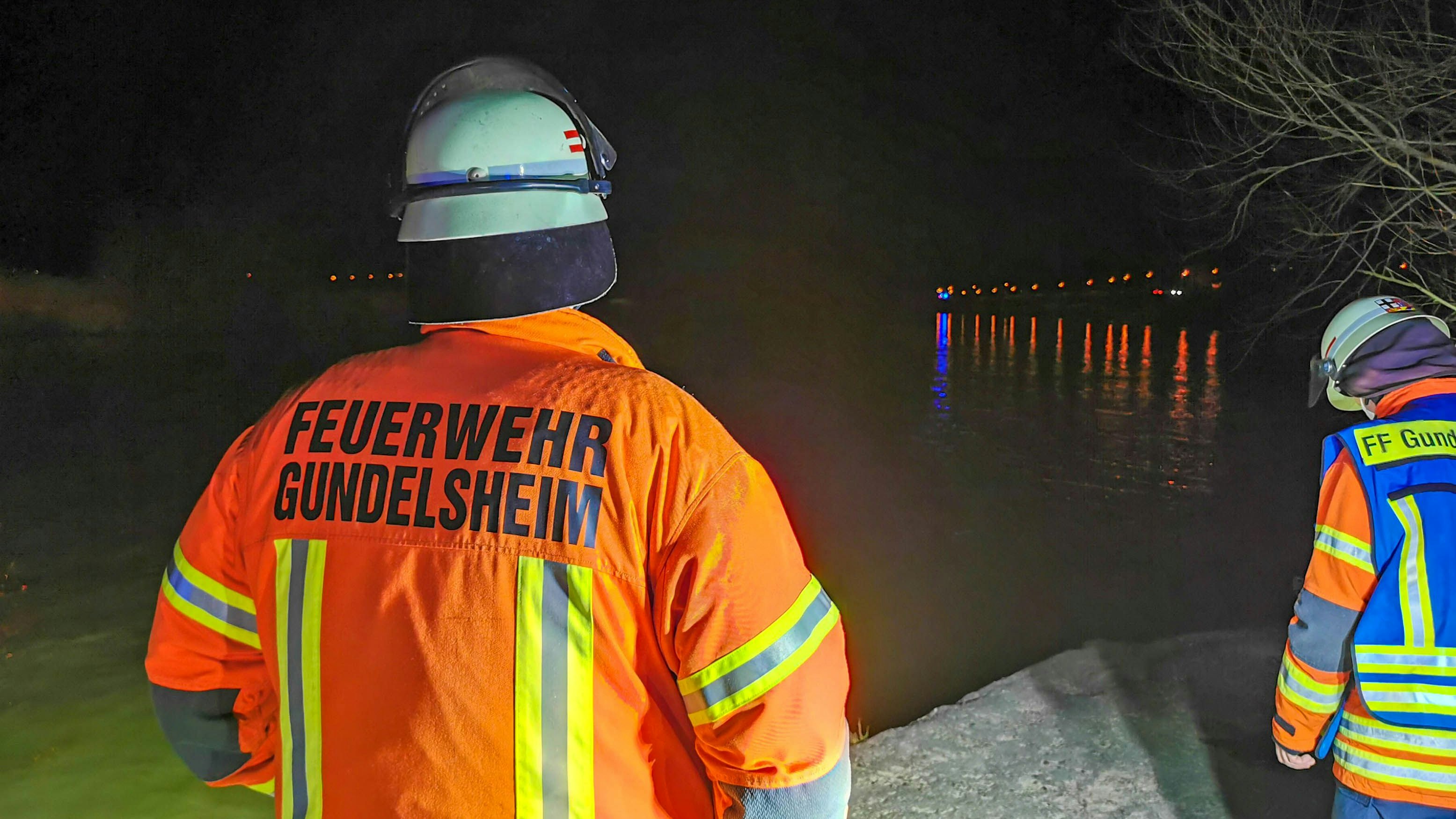 Feuerwehrleute aus Gundelsheim suchen nach dem untergegangenen Luxus-Boliden im Neckar.