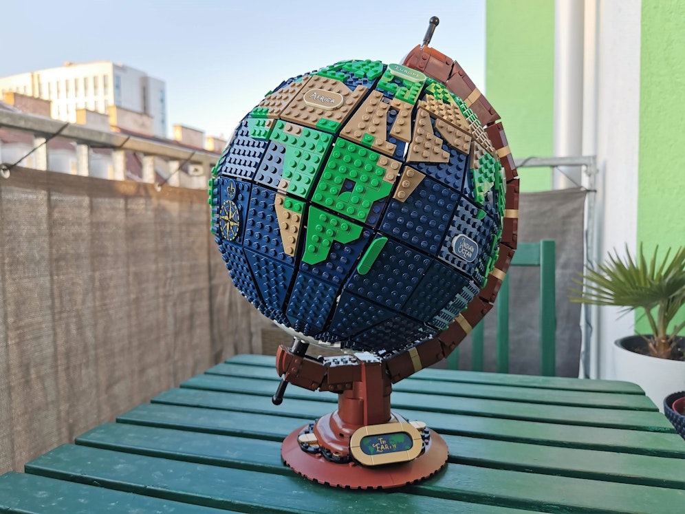 Gegen Fernweh: Der LEGO The Globe täuscht das Auge gekonnt und lädt zum Träumen vom nächsten Urlaub ein.