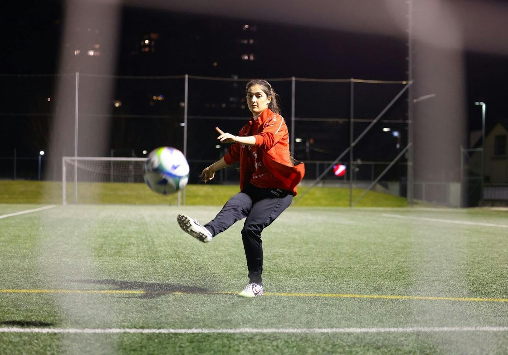 Die Liebe zum Ball begleitet Fatima Hashemi seit einigen Jahren. Am Fußballplatz kann sie abschalten und den stressigen Alltag hinter sich lassen.