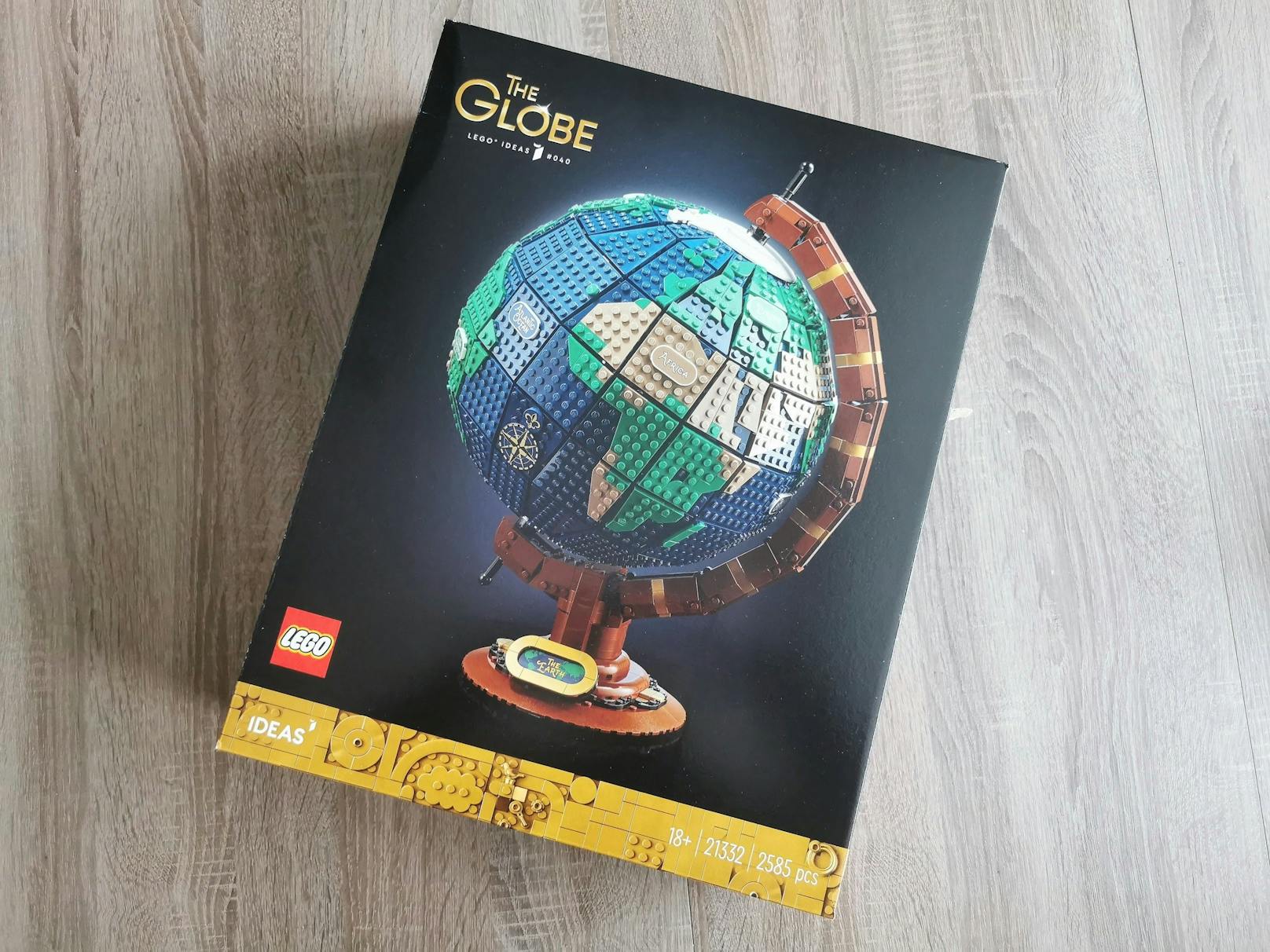 Das neue LEGO-Set The Globe sieht auf den ersten Blick im Karton recht unscheinbar aus, zeigt aber mit 2.585 Teilen schnell, dass es einiges im Inneren zu verbergen hat.
