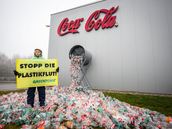Greenpeace-Protest bei Coca-Cola im Burgenland.&nbsp;Wie die Klimakrise betrifft auch die Plastikflut den gesamten Planeten.