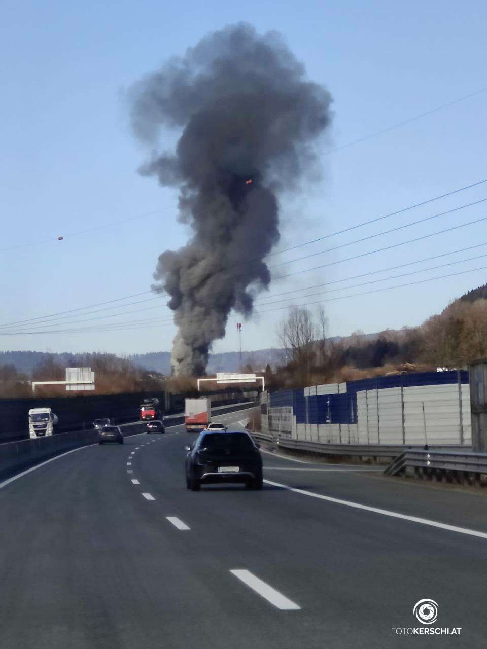 Der Großbrand in Oberwang (Bez. Vöcklabruck) war kilometerweit zu sehen.