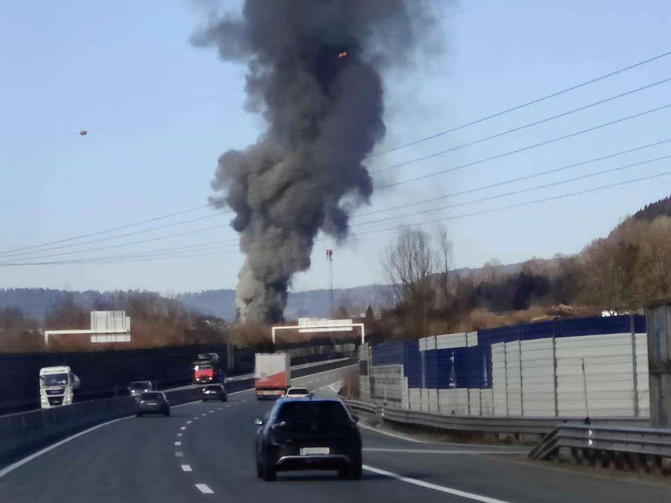 Der Großbrand in Oberschwang (Bez. Vöcklabruck) war kilometerweit zu sehen.