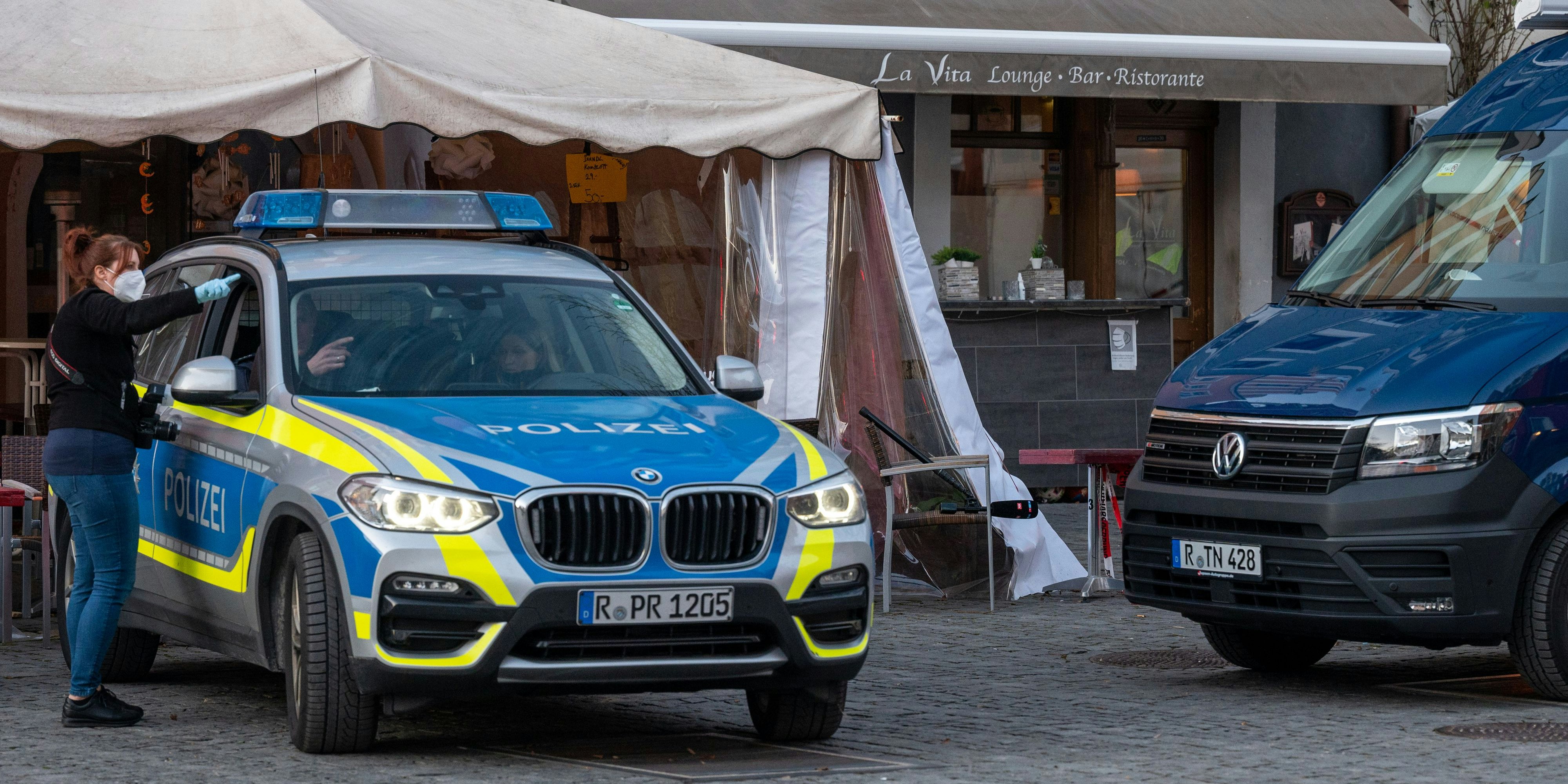 Eine Champagnerflasche, die anlässlich des TV-Auftritts eines Freundes getrunken wurde, enthielt offenbar eine massiv hohe Dosis an Ecstasy.