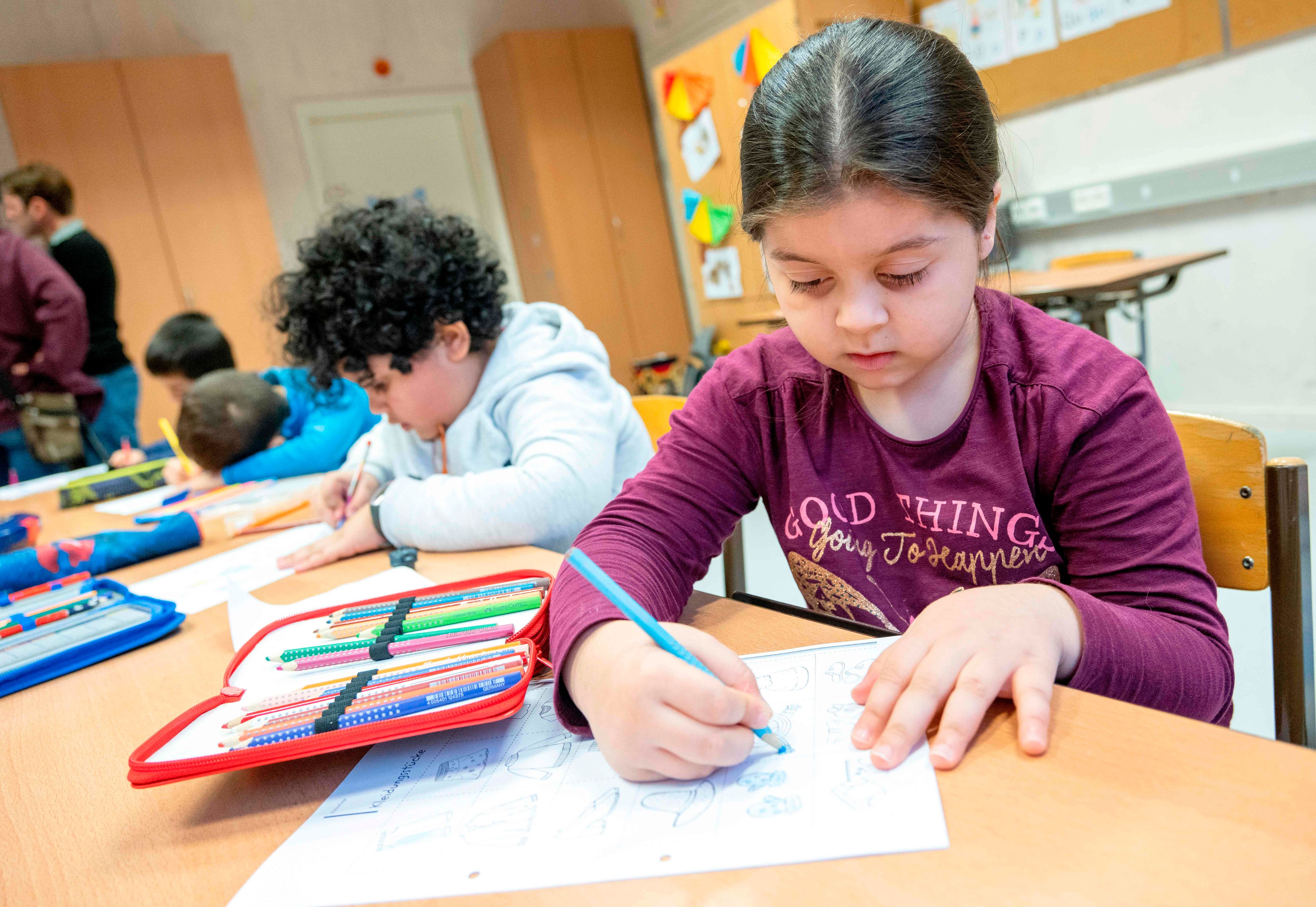 Für die Volksschüler entfällt die Maskenpflicht am Sitzplatz.