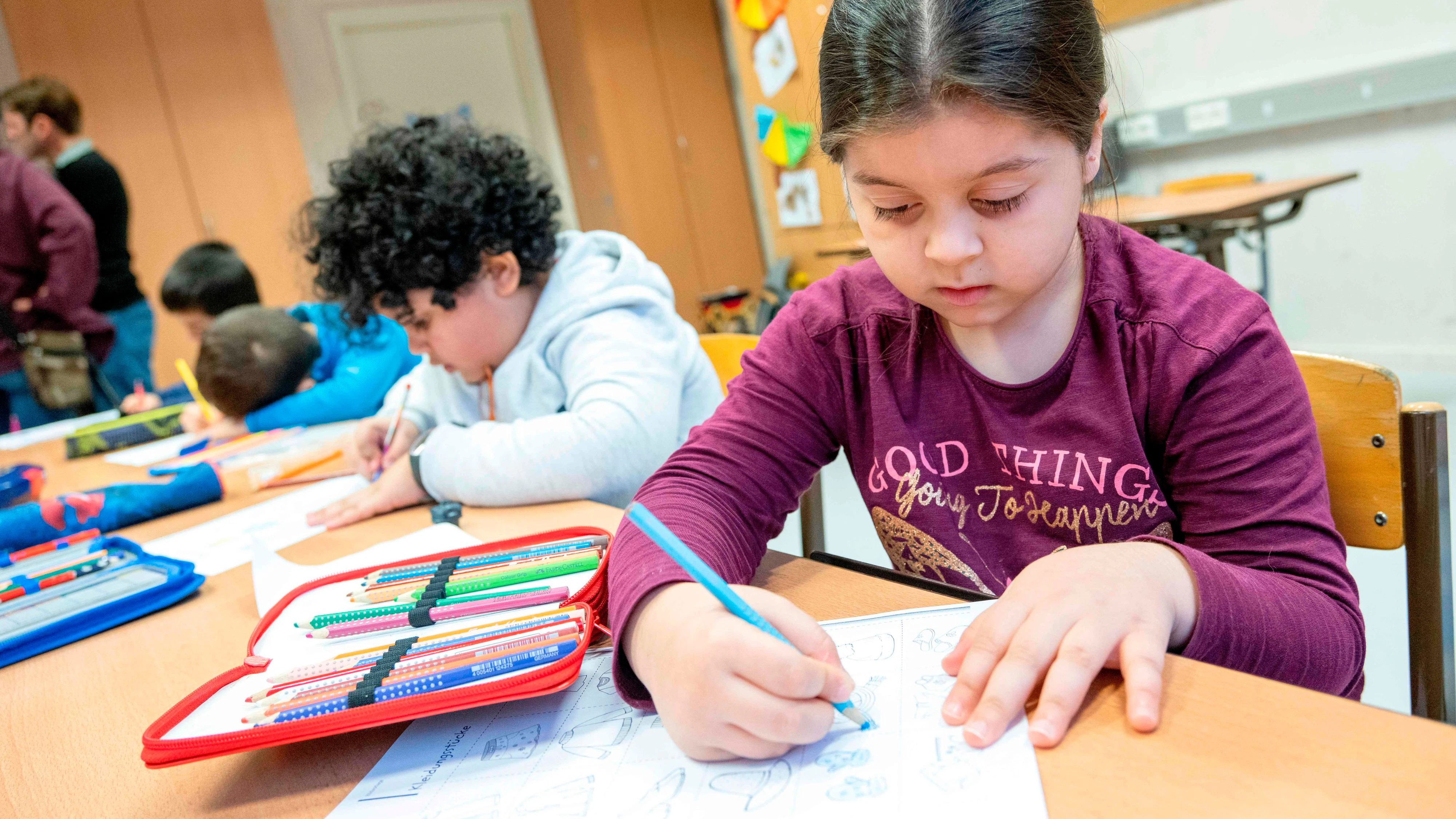 Für die Volksschüler entfällt die Maskenpflicht am Sitzplatz.