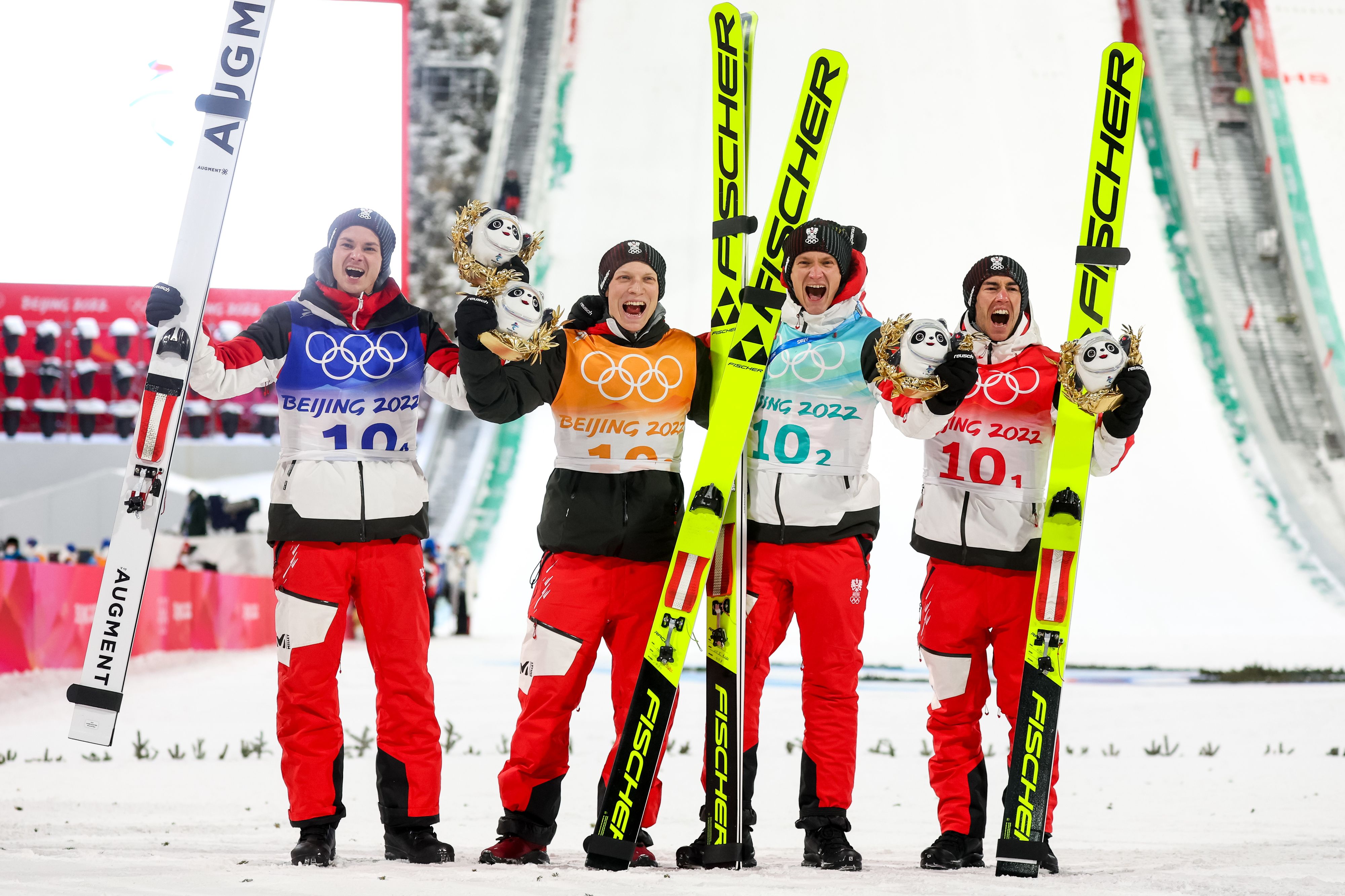 Manuel Fettner (l.) musste nach dem Olympiasieg zum Dopingtest