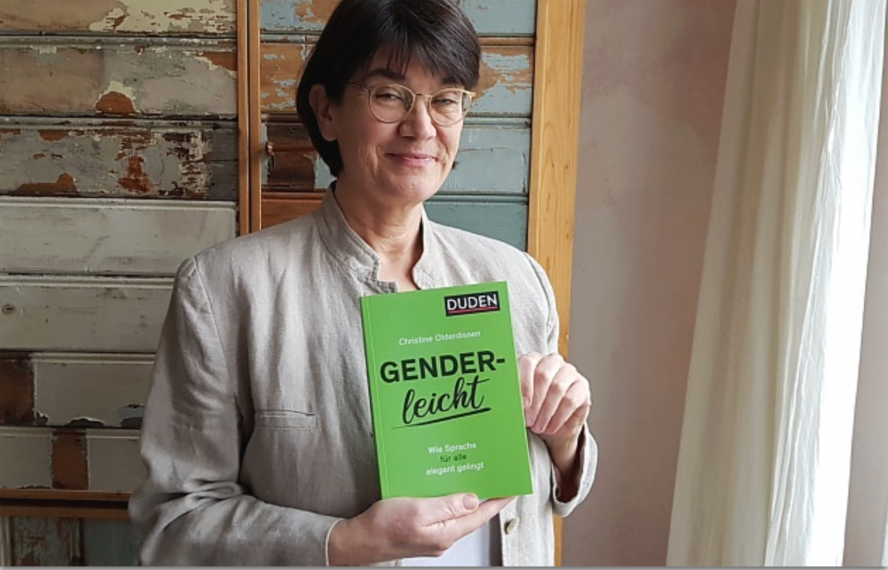 Autorin Christine Olderdissen gendert in einer neuen Duden-Ausgabe richtig.