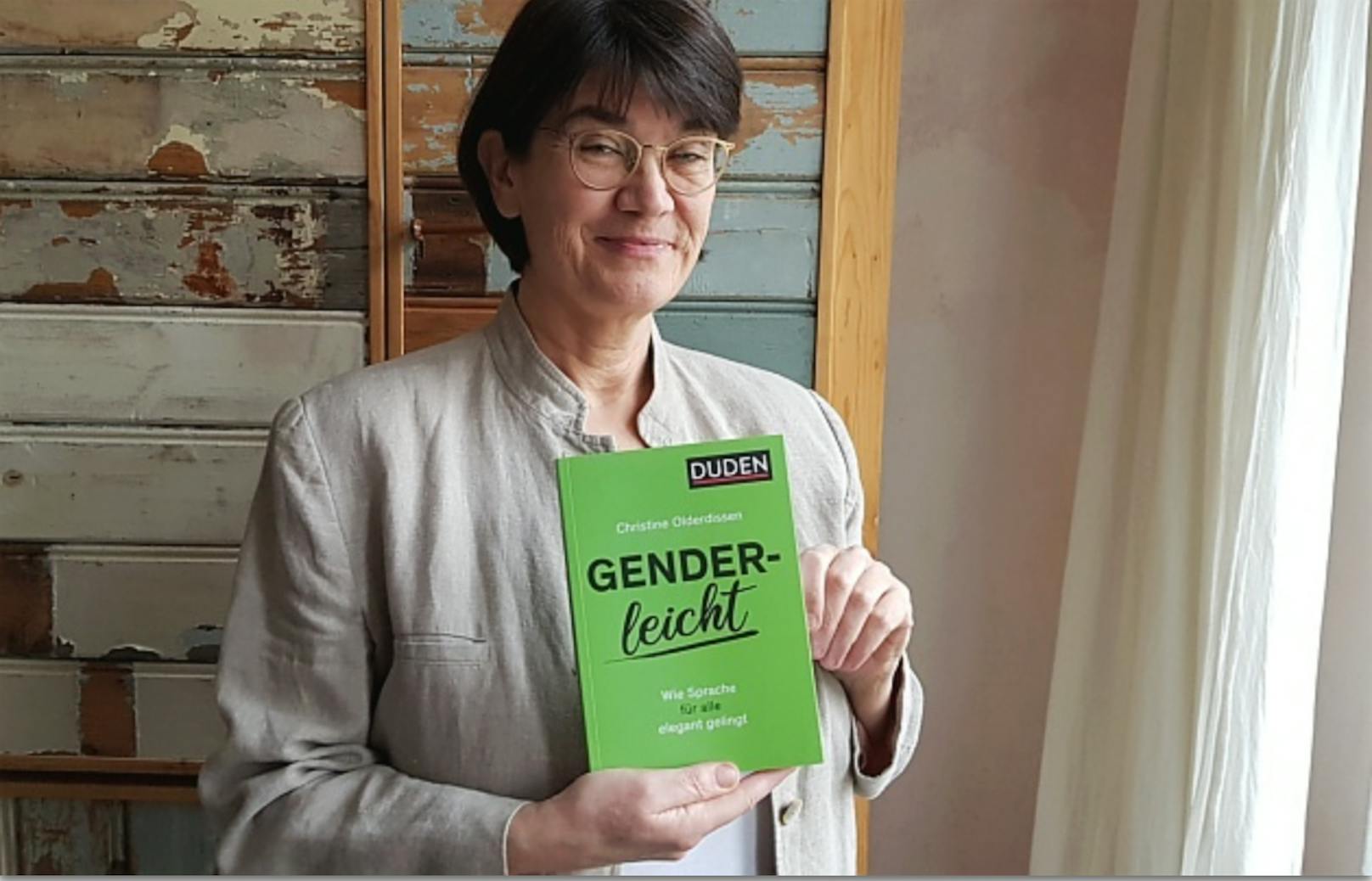 Autorin Christine Olderdissen gendert in einer neuen Duden-Ausgabe richtig.