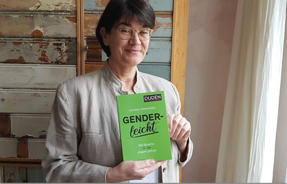 Autorin Christine Olderdissen gendert in einer neuen Duden-Ausgabe richtig.