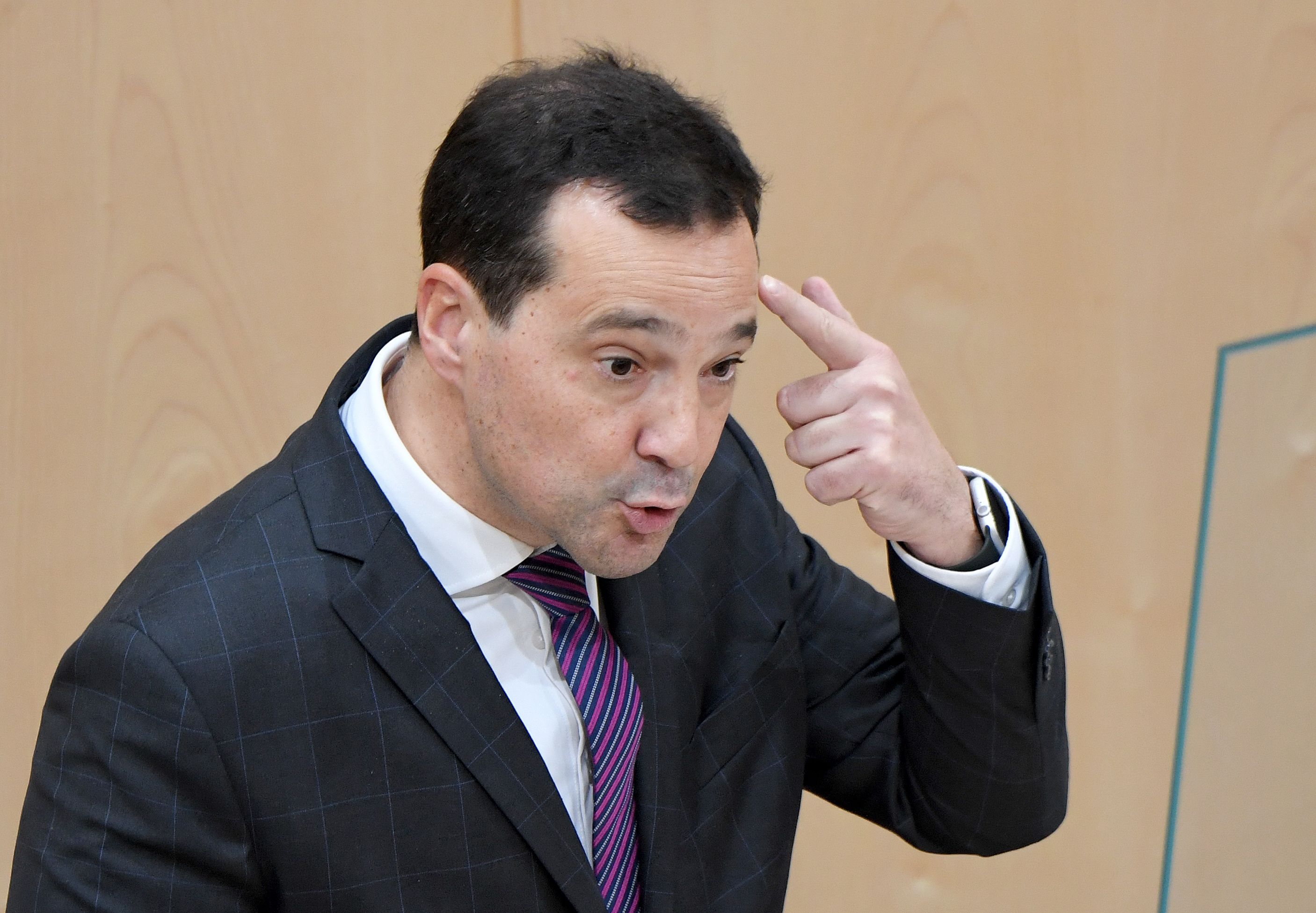 Gerald Loacker bezeichnet die Impflotterie als "Bauchfleck mit Anlauf". 