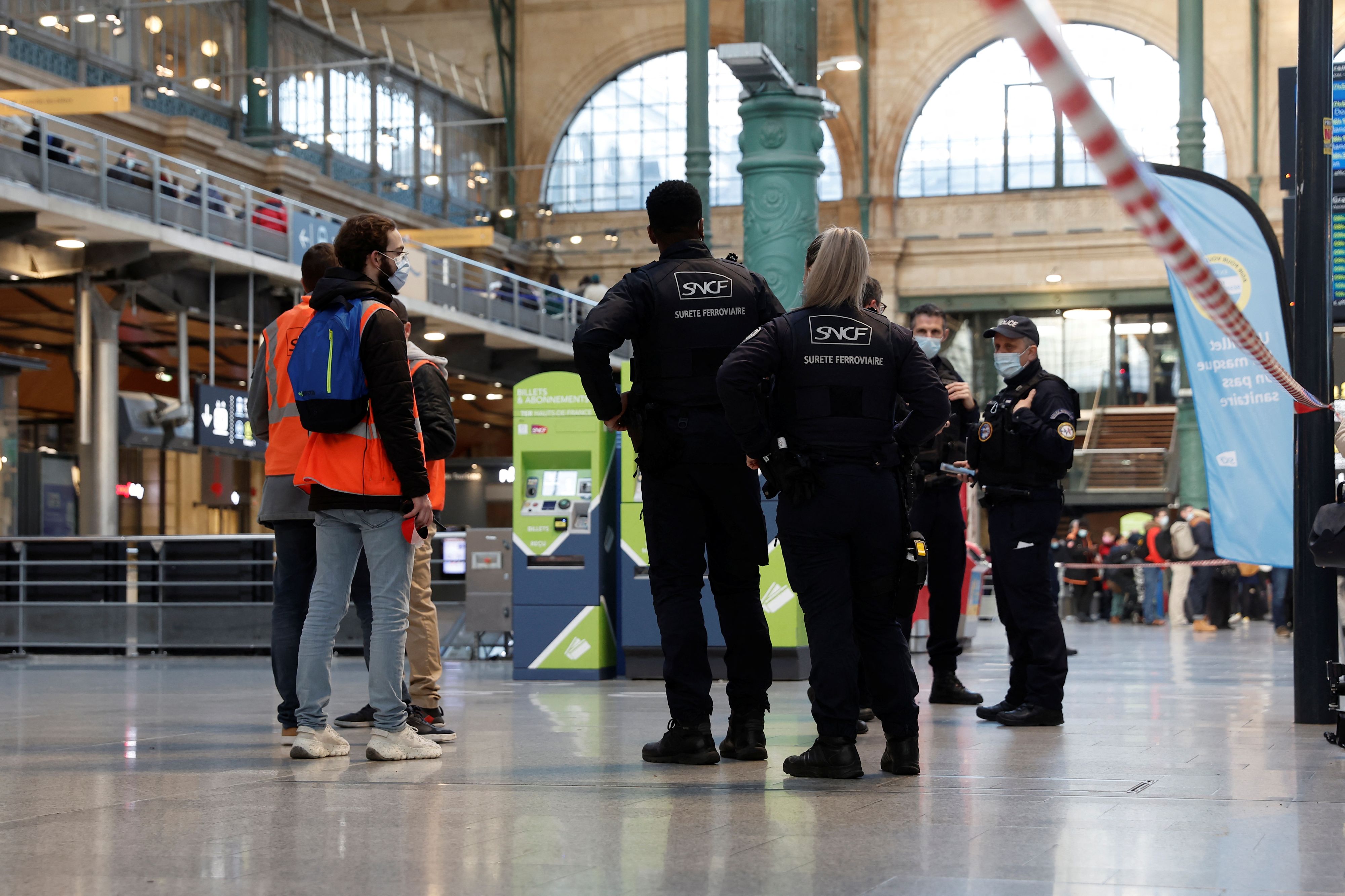 Sicherheitskräfte sichern den Tatort am Bahnhof Gare du Nord in Paris ab.