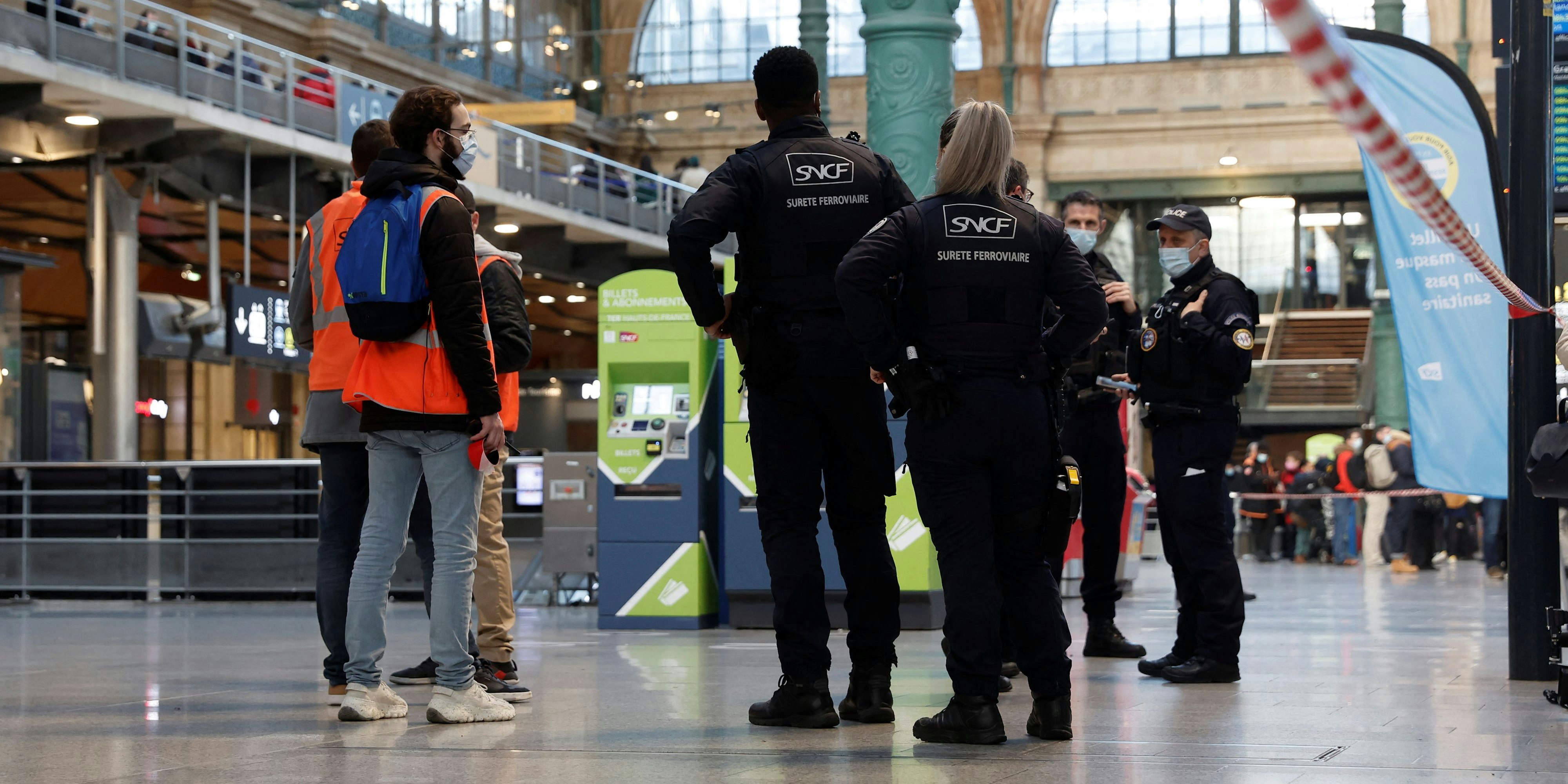 Polizisten sichern den Tatort am Bahnhof Gare du Nord in Paris ab.