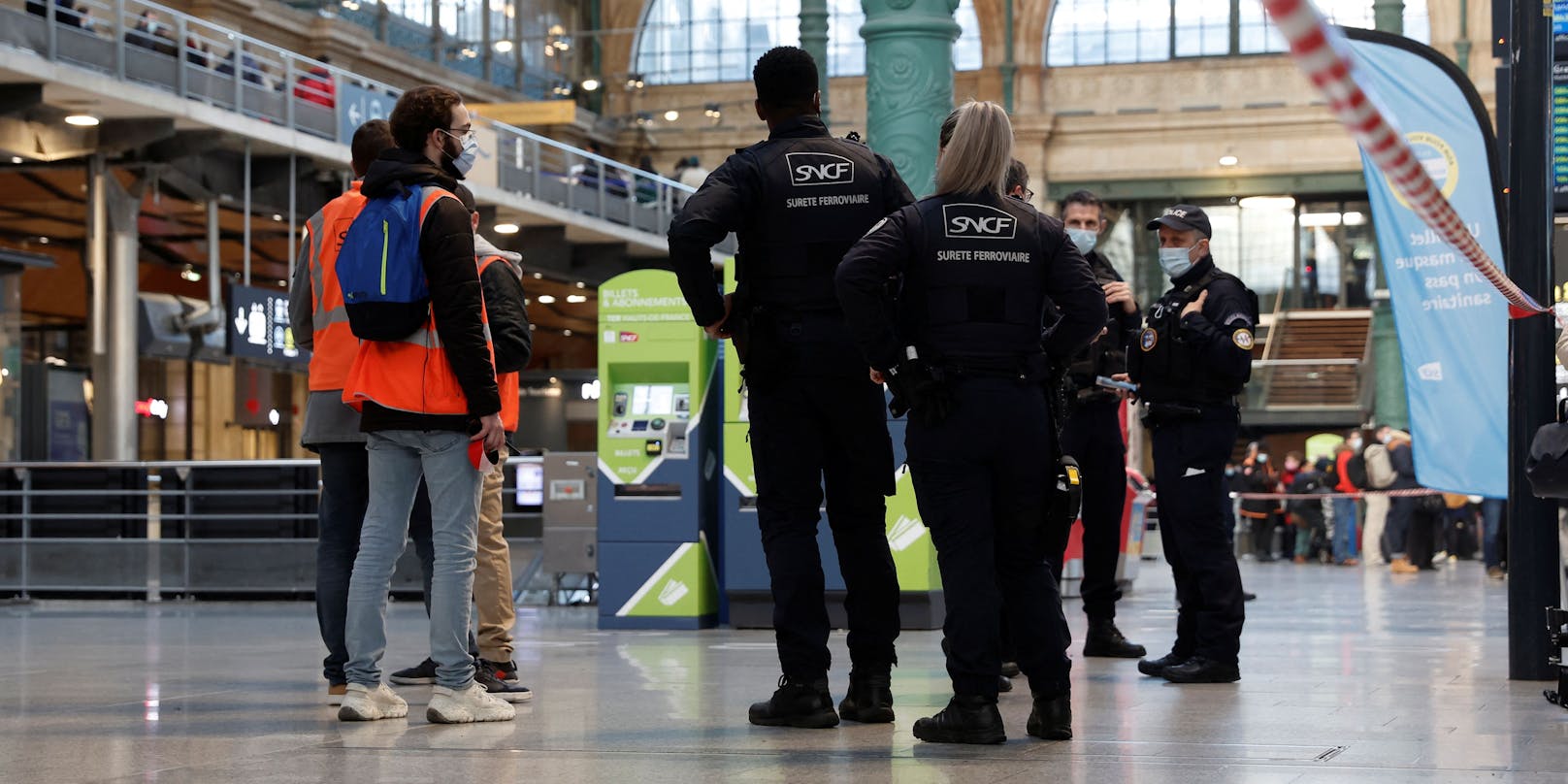 Sicherheitskräfte sichern den Tatort am Bahnhof Gare du Nord in Paris ab.