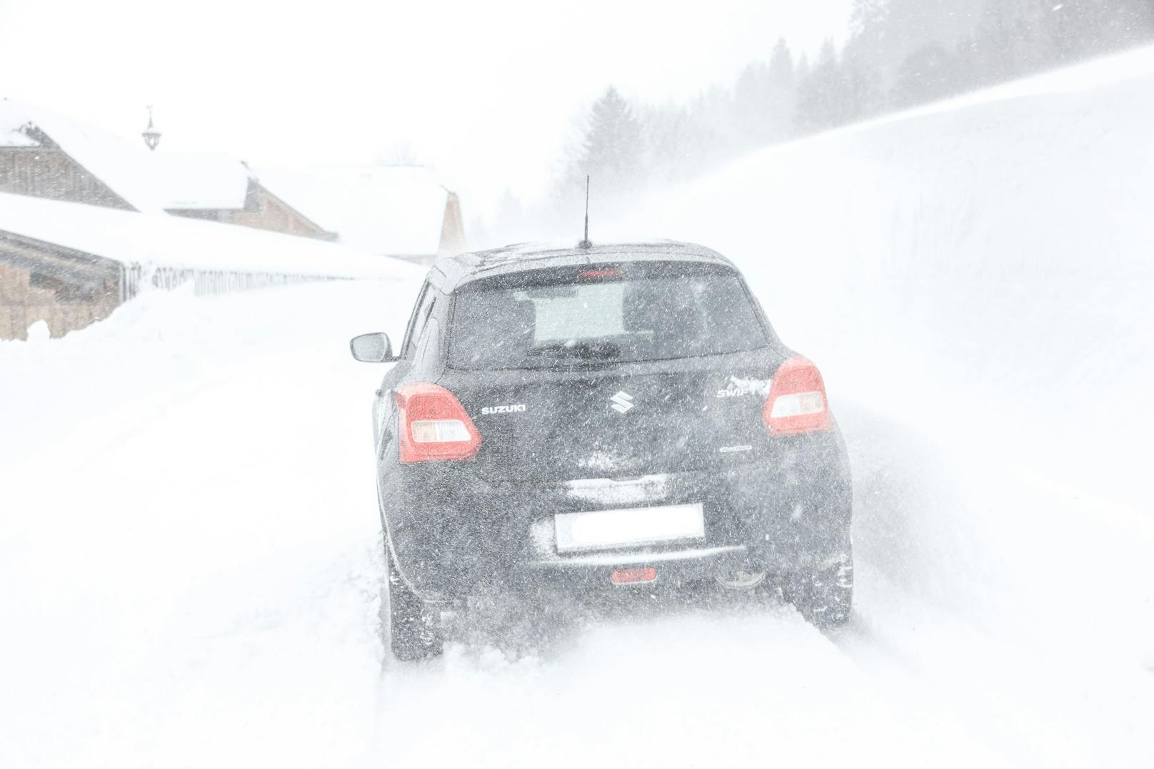 Straßensperren wegen Lawinengefahr nach heftigen Schneefällen in Osttirol. Archivbild.