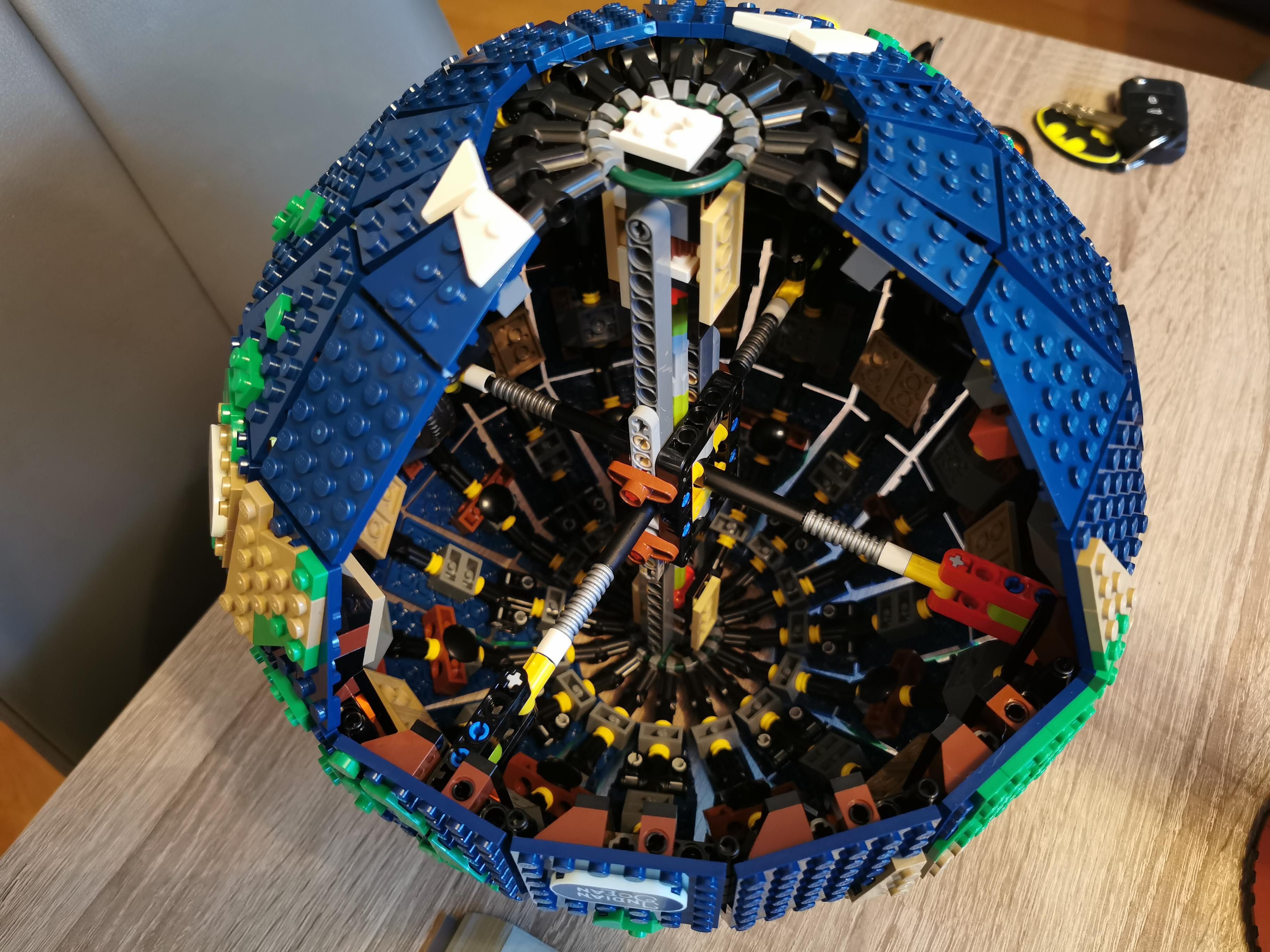 Im Inneren ganz schön komplex und solide, trotzdem wird der Globus nicht sonderlich schwer.