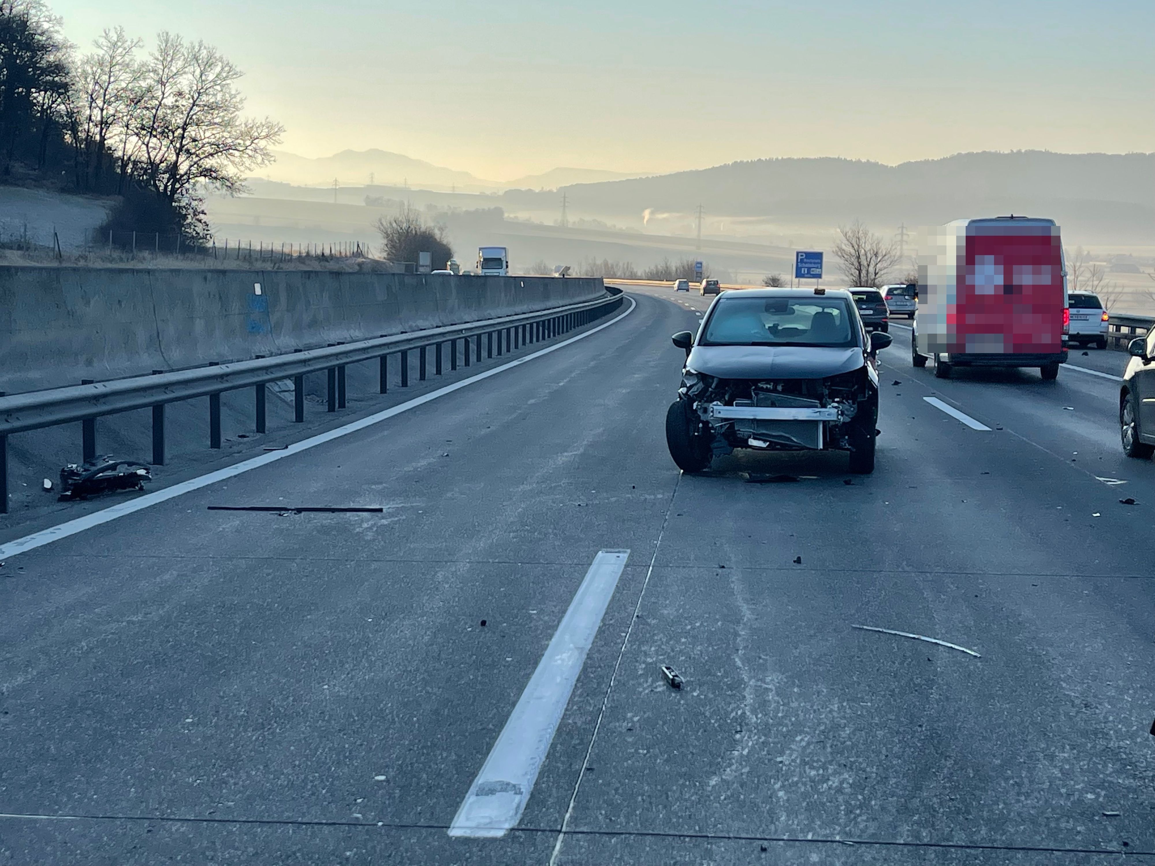 Das Auto kam entgegen der Fahrtrichtung zum Stehen.