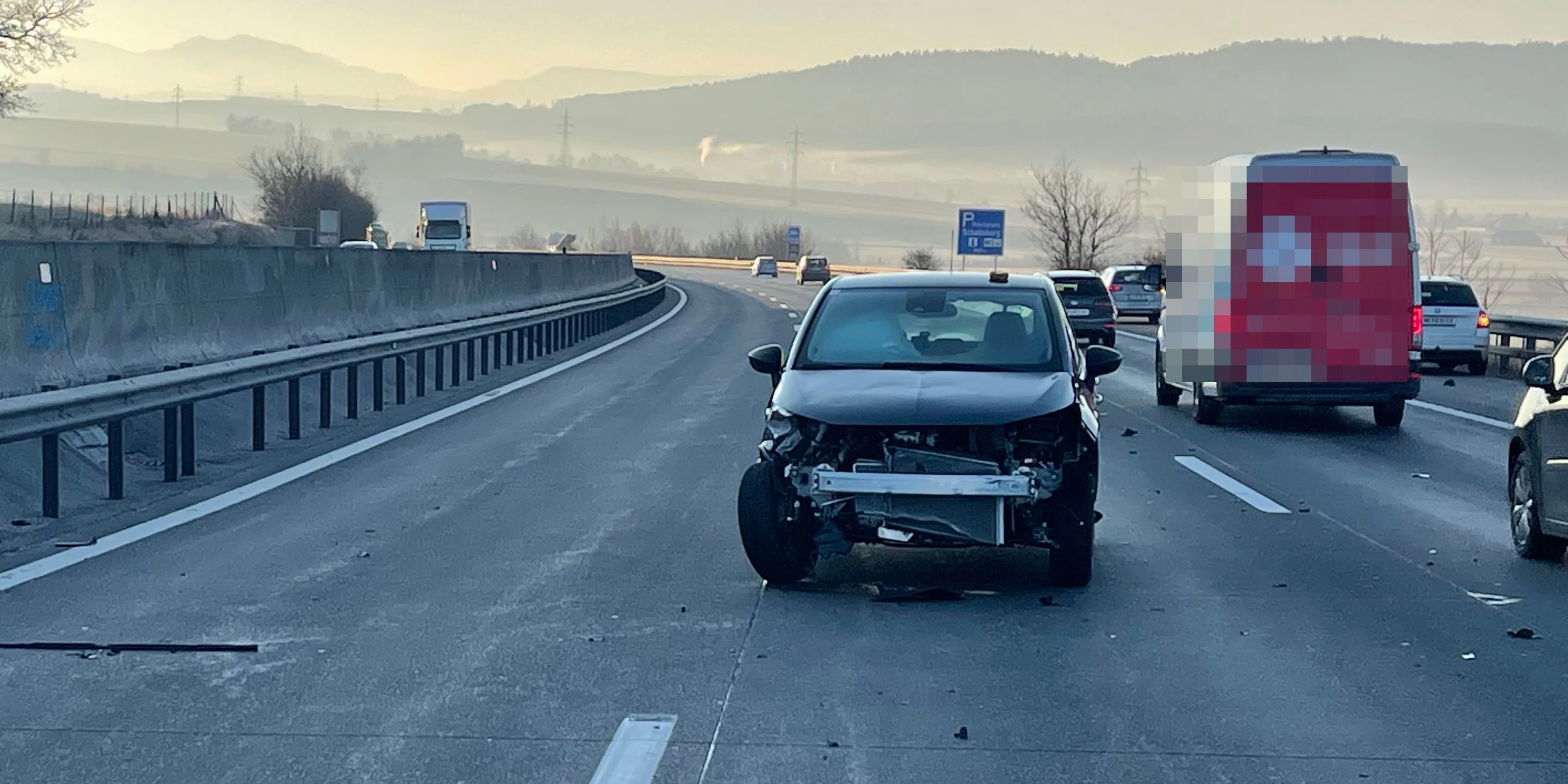 Das Auto kam entgegen der Fahrtrichtung zum Stehen.