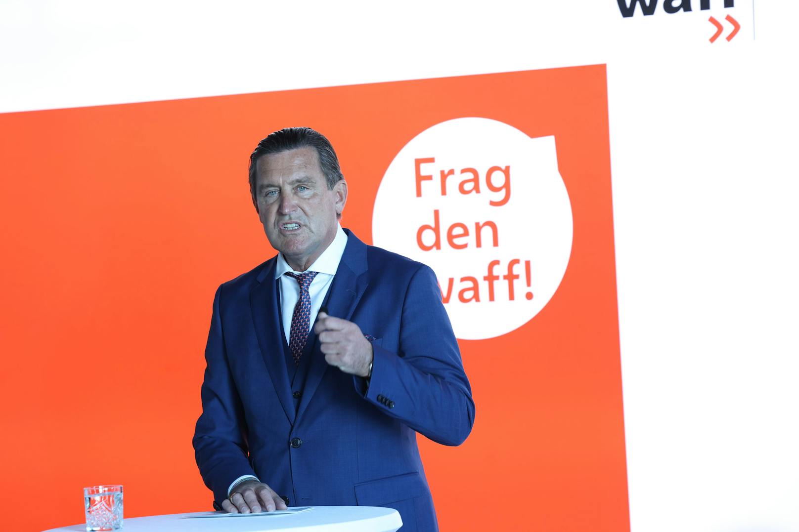 "Frag den waff" geht ab morgen auch in den Wiener Bezirken: Mit der Tour will Wirtschaftsstadtrat Peter Hanke (SPÖ) die vielfältigen Angebote möglichst nahe zu den Wienern bringen.