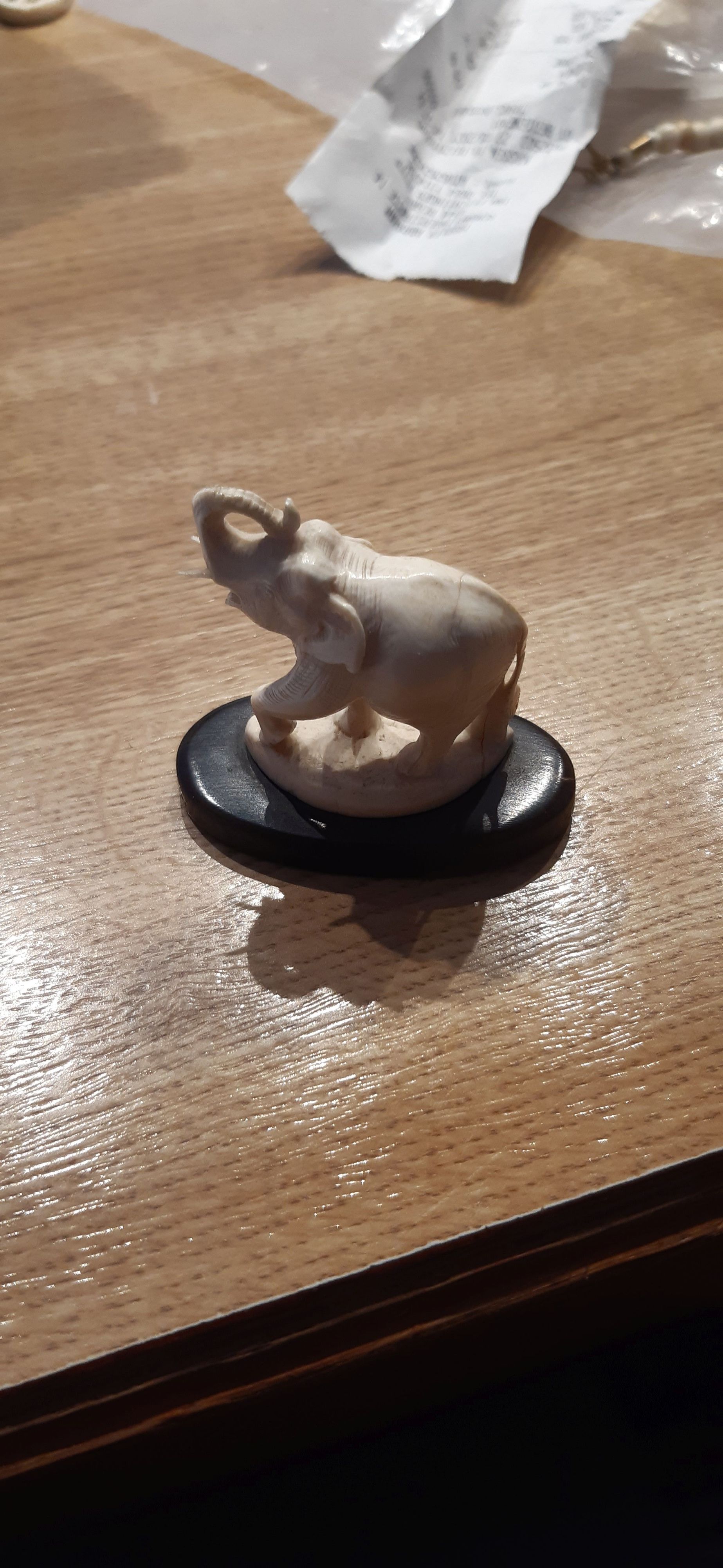 Ein Oberösterreicher wollte online Figuren aus Elfenbein verkaufen. Plötzlich standen Zollfahnder vor der Türe.