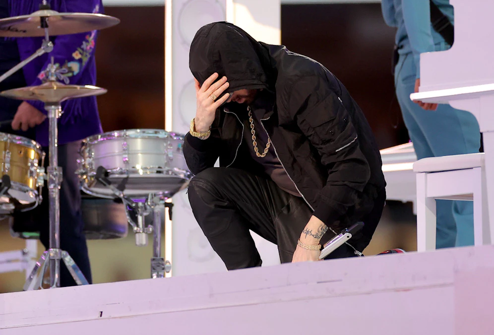 Eminem zeigt die Knie-Geste.