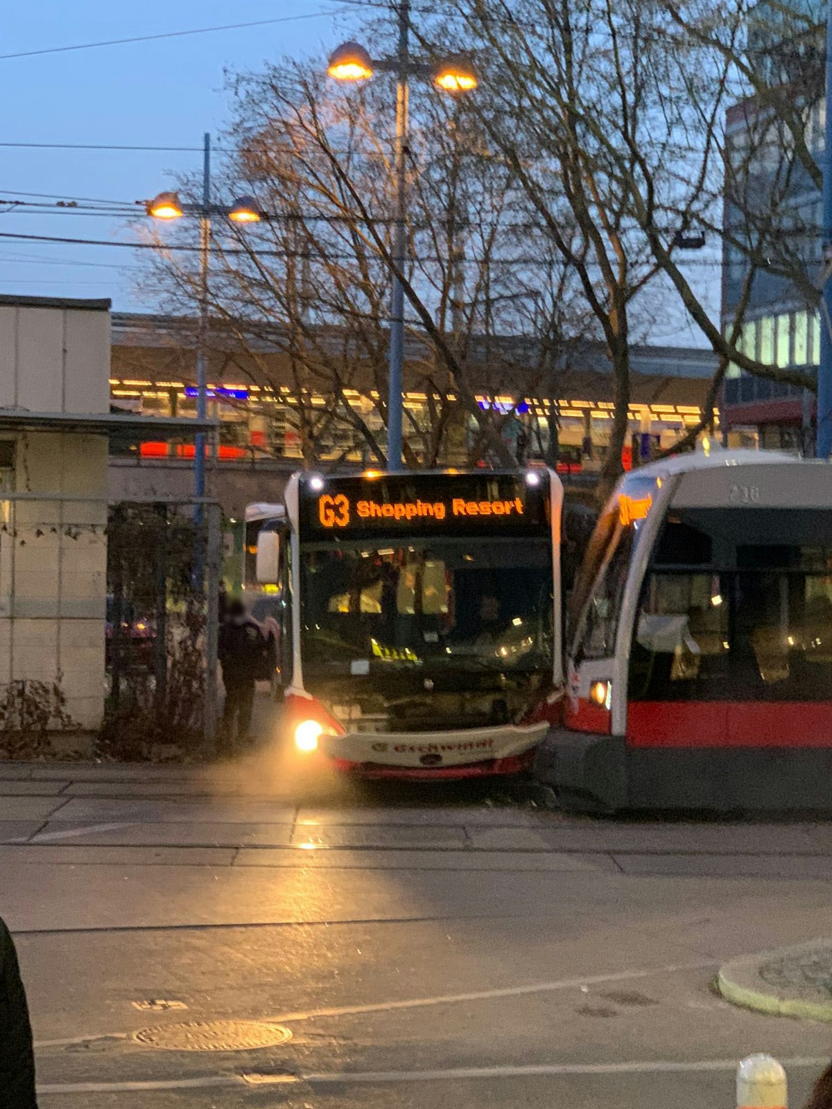 Bus und Straßenbahn crashen in Floridsdorf