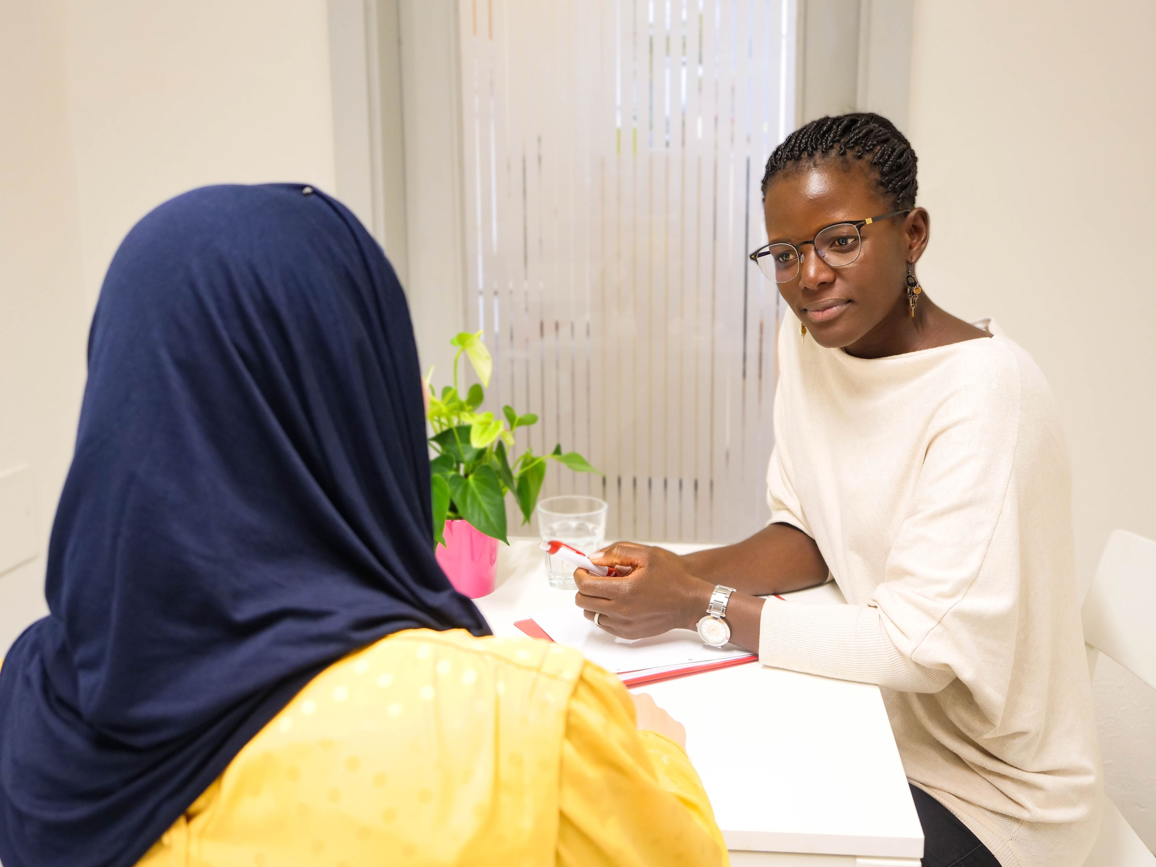 Zitat Romeo Bissuti (Leitung MEN Männergesundheitszentrum): "Männer zu erreichen spielt eine sehr wichtige Rolle im Einsatz gegen FGM. Wir freuen uns dass wir diesen Aspekt in der Koordinationsstelle von Beginn an mit dabei haben und mit männlichen Multiplikatoren zusammenarbeiten." 