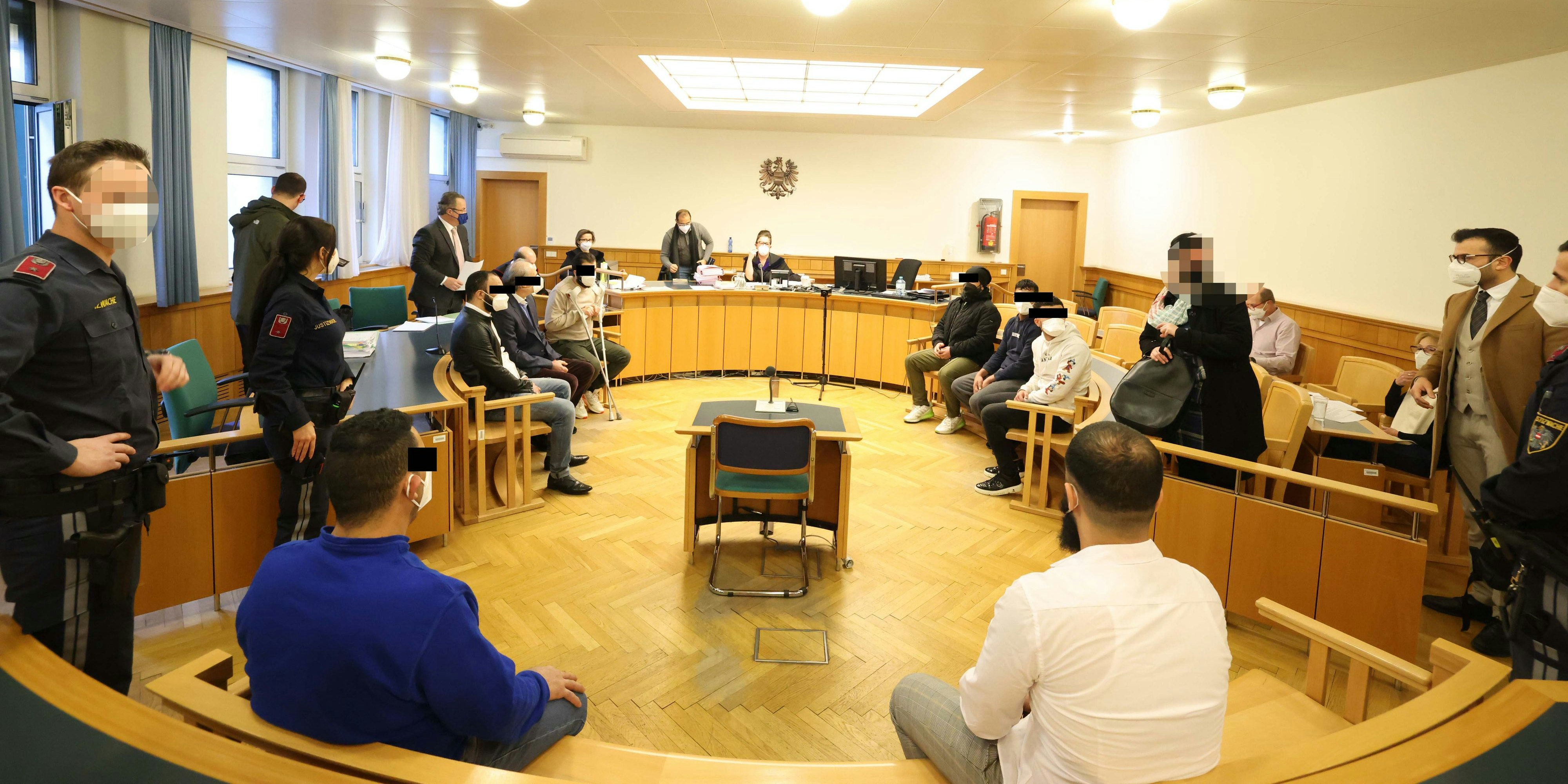 Die Angeklagten im Gerichtsaal.