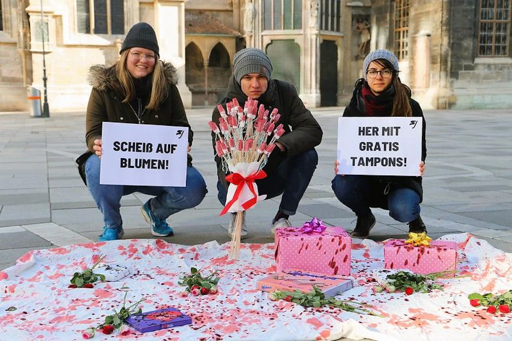 Statt Schokolade und Blumen: Mit einem Strauß blutiger Tampons in der Hand forderte die Sozialistische Jugend (SJ) am Wiener Stephansplatz zum Valentinstag gratis Menstruationsprodukte.