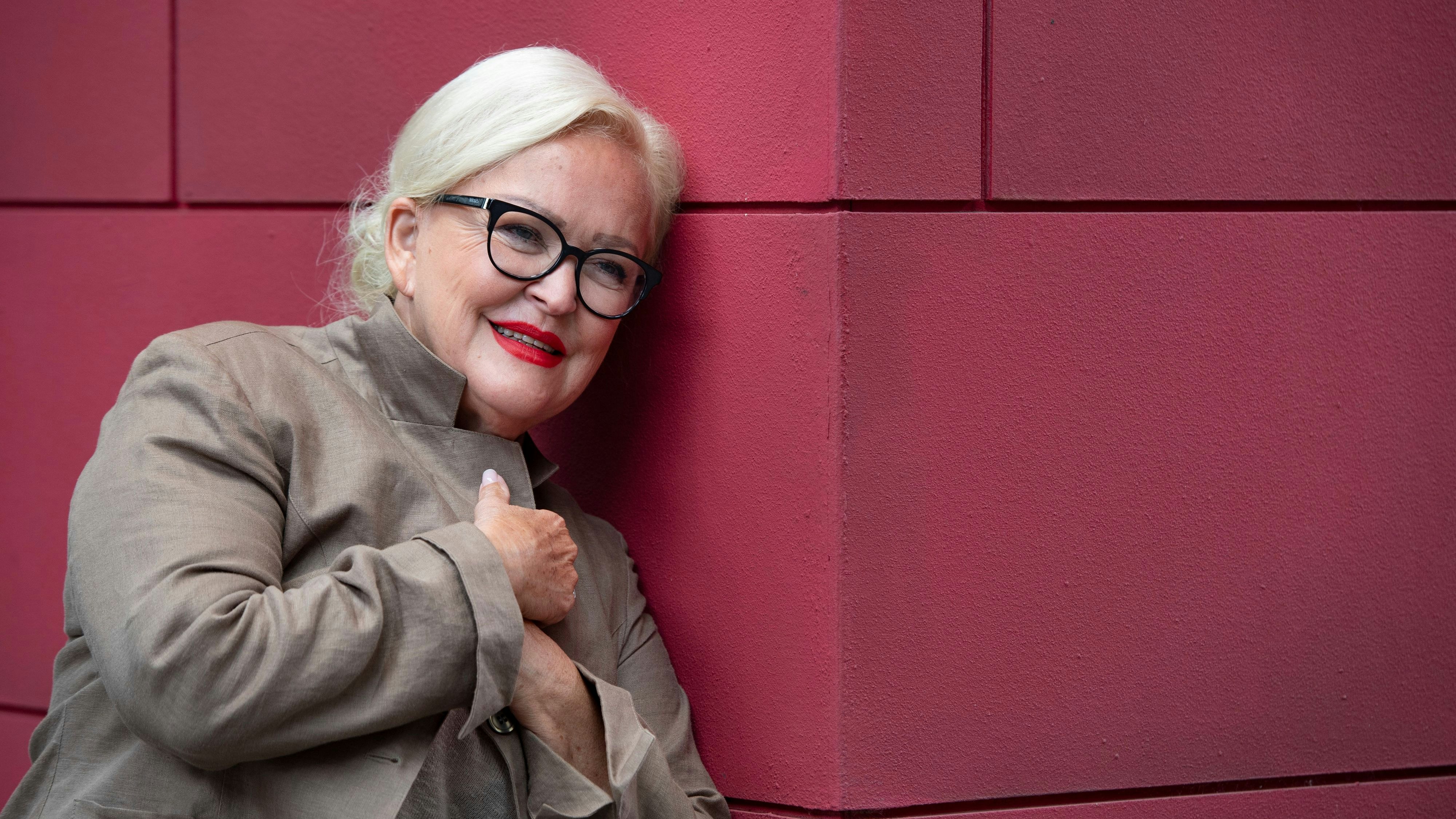 Download von www.picturedesk.com am 14.02.2022 (11:02).  Angelika MILSTER in a guest role on UNTER UNS, Die Saengerin and actress as a guest star in the role of Hilde Mueller. At first glance, a very charming, kind-hearted grandma who likes to sit on the bench in the sun and feed pigeons: But everything is a facade! In reality, she leads a double criminal life. Portraet, portrait, portrait, cropped single image, single motif, in the backdrop of the beings. UNTER UNS in the MMC Studios Koeln, photo session on June 24th, 2021 in Koeln, broadcast from September 22nd, 2021 on RTL, - 20210624_PD17369 - Rechteinfo: Rights Managed (RM)